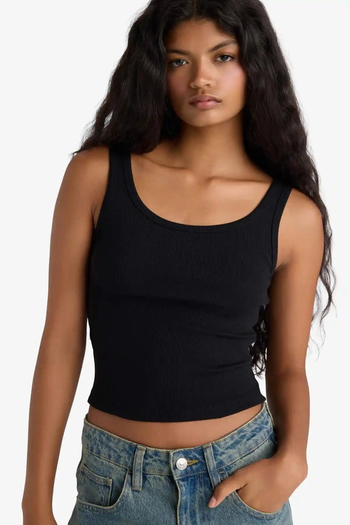 DeFacto Athlete (25 AU) Slim Fit Siyah Basic Tişört: Şıklık ve Konforun Buluşması