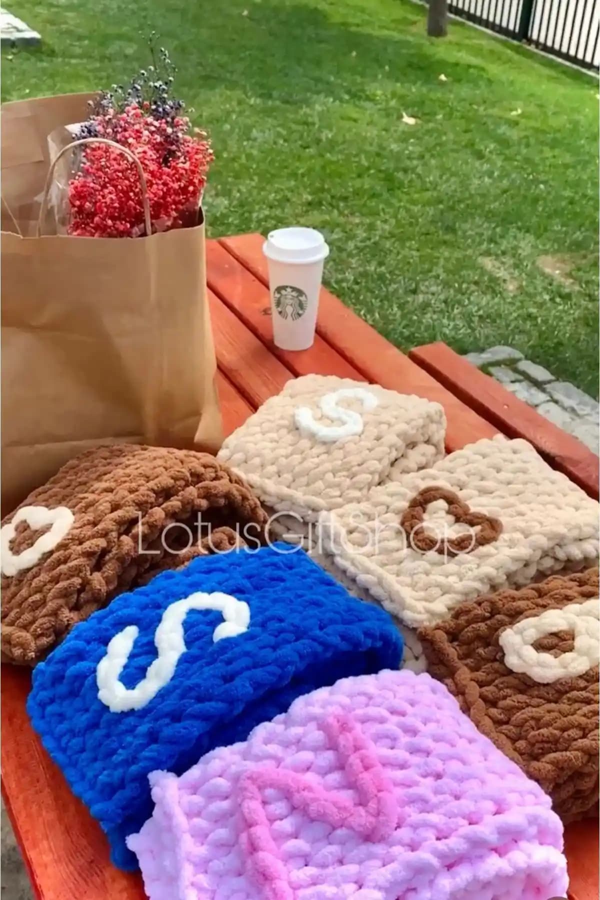 El Yapımı Yumoş Peluş Harf Yazılı Atkı: Kişiselleştirilebilir Şıklık ve Konfor