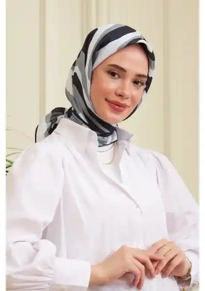 İpekhan Twist Siyah Beyaz Pamuk Viskon Eşarp: Şıklık ve Konforu Buluşturan Aksesuar