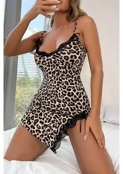 Merry See Bacak Yırtmaçlı Dantel İşlemeli Babydoll Gecelik: Şıklık ve Konforun Buluşması