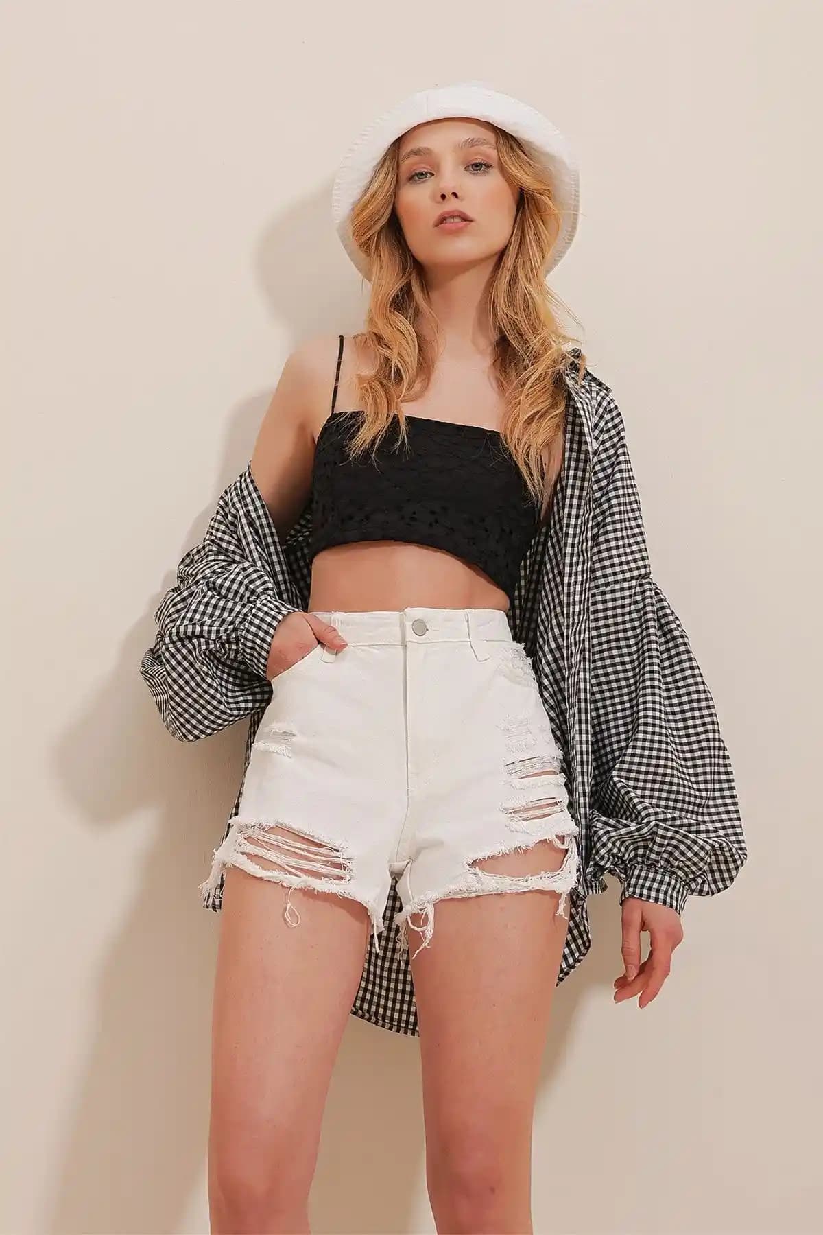 Alaçatı Stili Kadın Beyaz Beş Cepli Yüksek Bel Denim Şort Modern ve Şık Tasarım