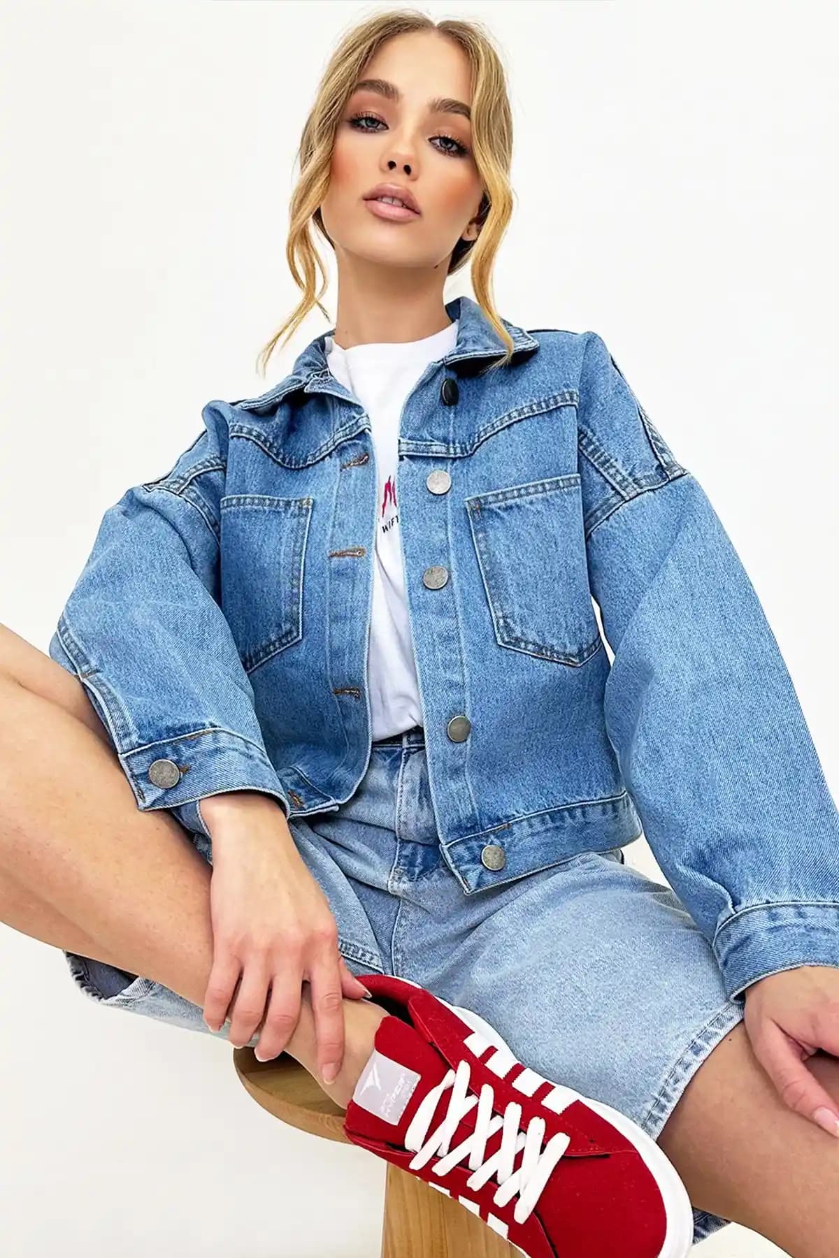 Alaçatı Stili Kadın Crop Denim Ceketleri Karşılaştırması: Mavi ve Siyah Seçenekler