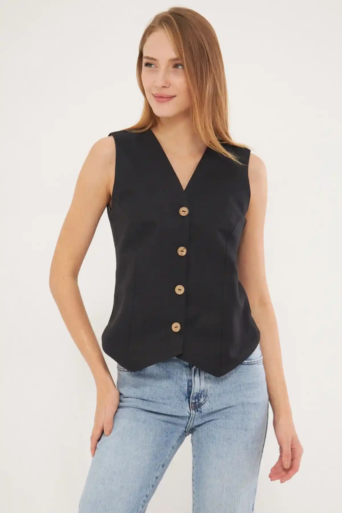 Armonika ve Butik Beyza Yelekleri Karşılaştırması: Tasarım ve Özellikler Analizi