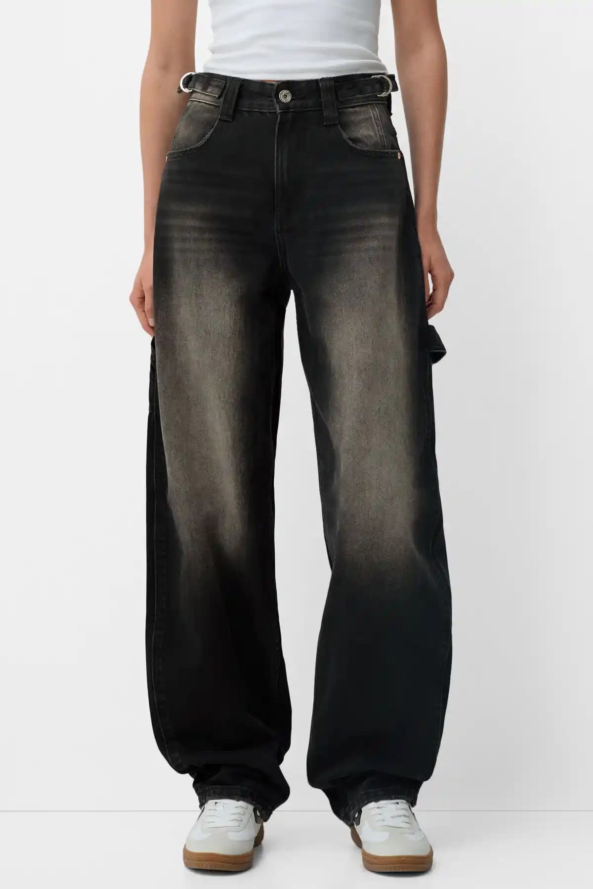 Bershka Wide Leg Balloon Fit Carpenter Jean: Modern ve Konforlu Günlük Pantolon Seçeneği
