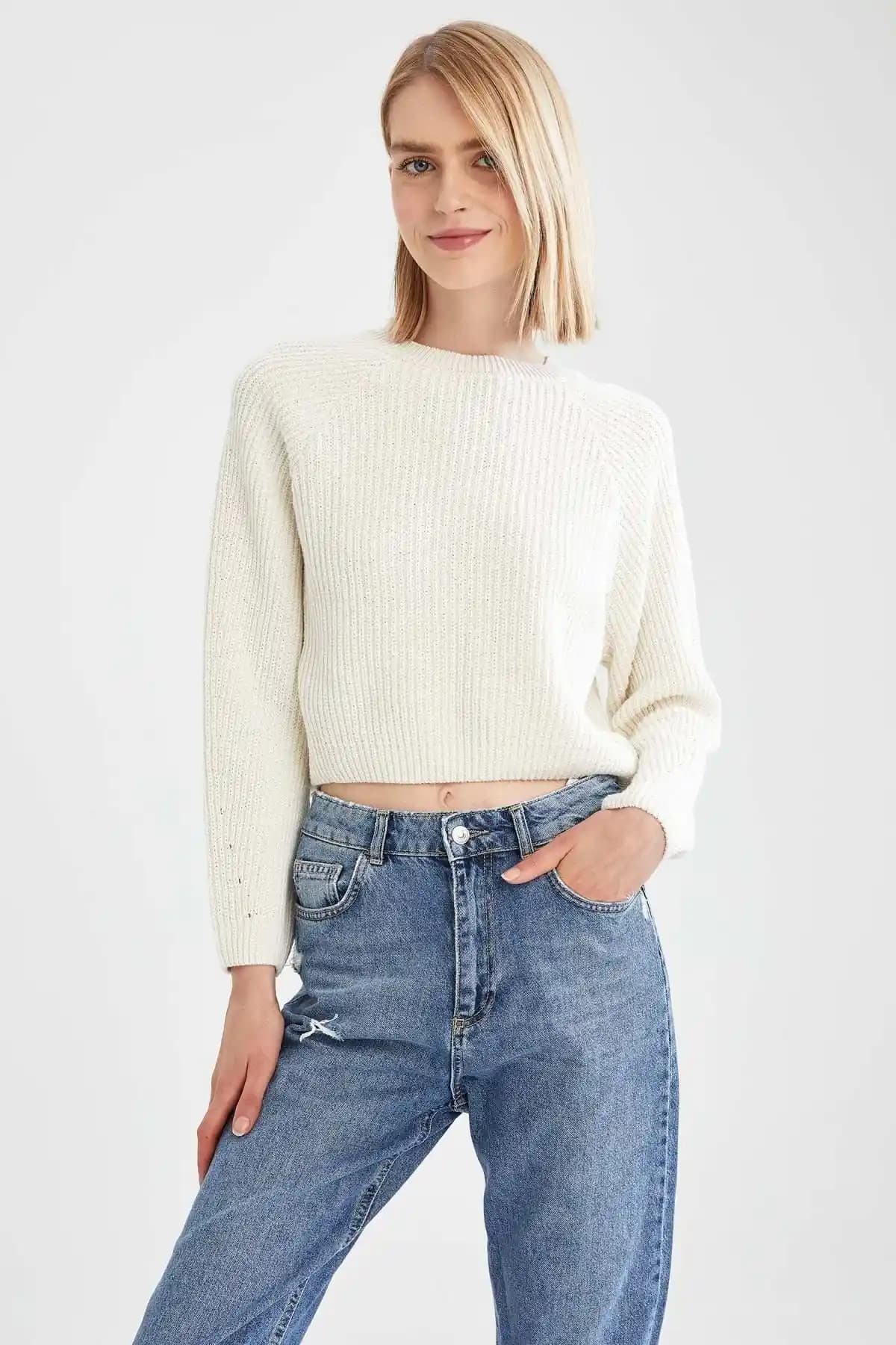 DeFacto Coool Regular Fit Bisiklet Yaka Kazak: Şıklık ve Konfor Sunan Kışlık Takım