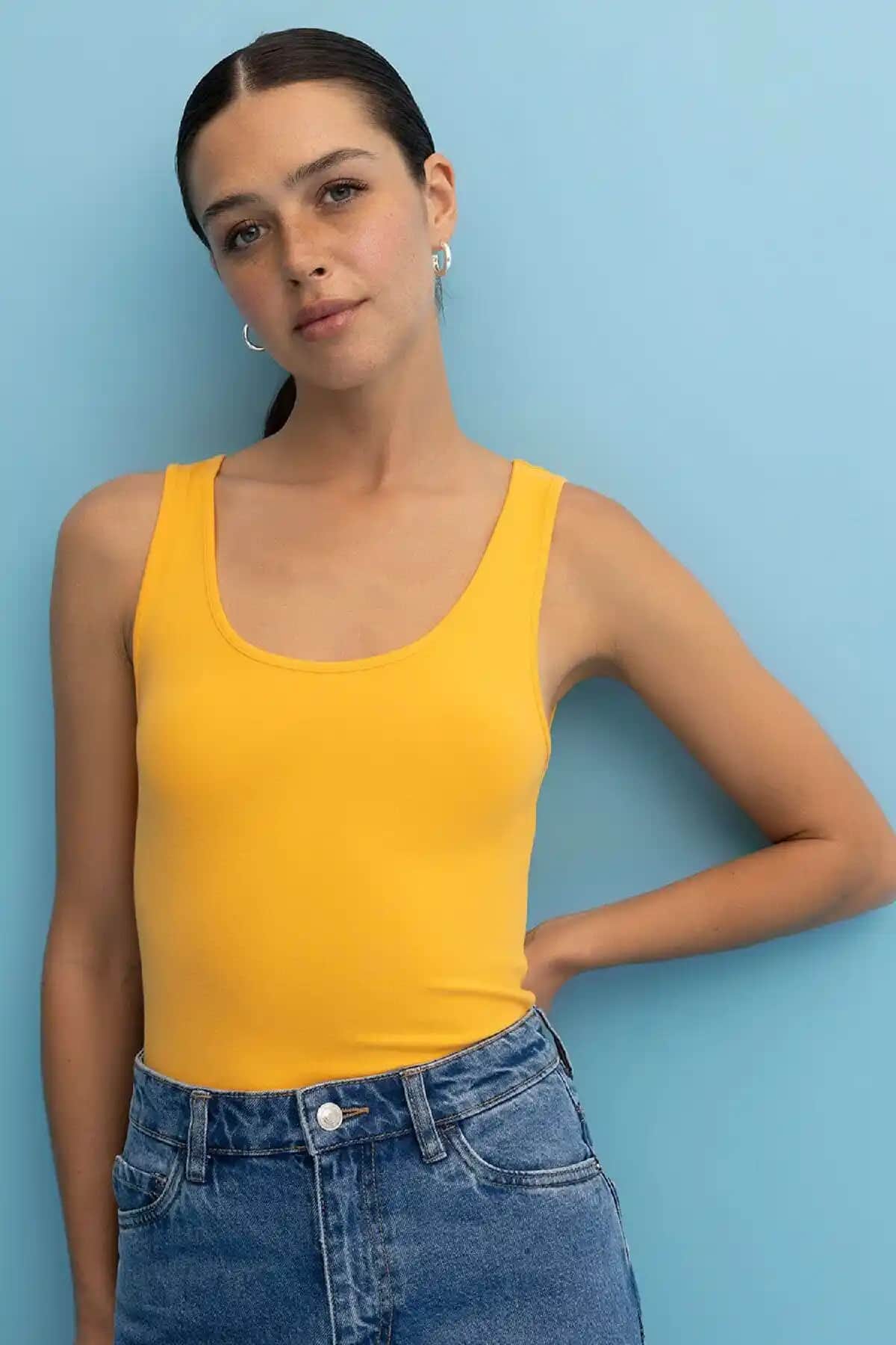 Defacto Slim Fit Dar Kesim U Yaka Basic Atlet ile Günlük Şıklık ve Konforun Buluşması