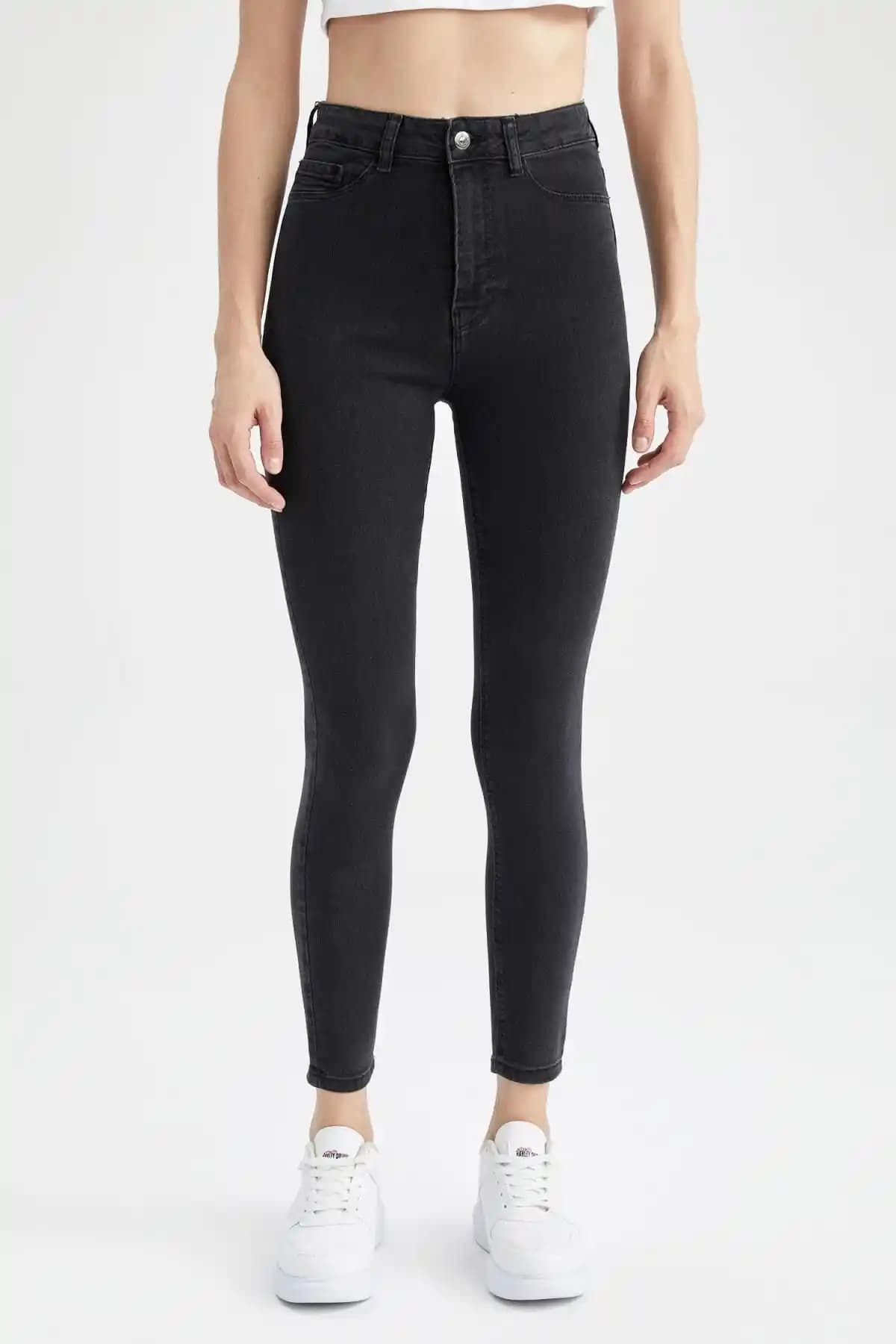 DeFacto Super Skinny Yüksek Bel Jean Pantolon İncelikli Tasarım ve Konfor Sunar