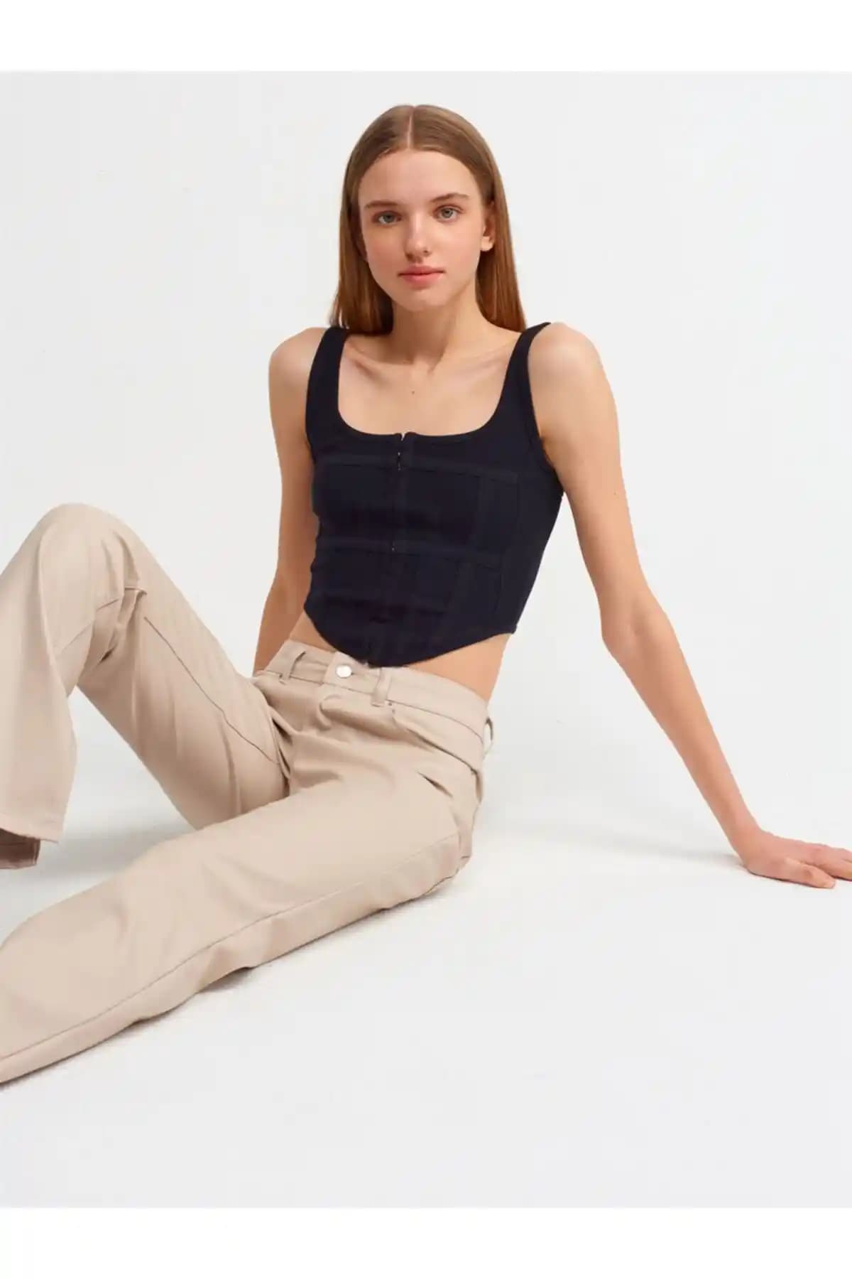 Dilvin Kadın Siyah Korse Crop Top Şıklık ve Konforu Bir Arada Sunar