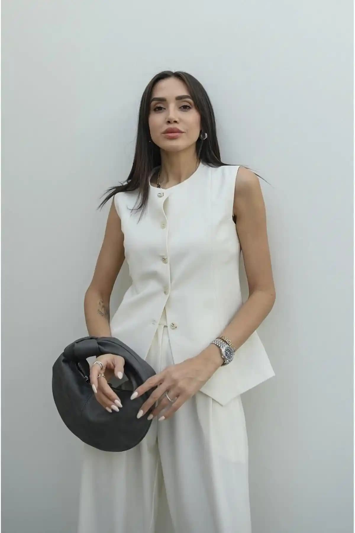 Havoş Ekru Carine Yelek Günlük Şıklık ve Konfor Sunan Modern Tasarım