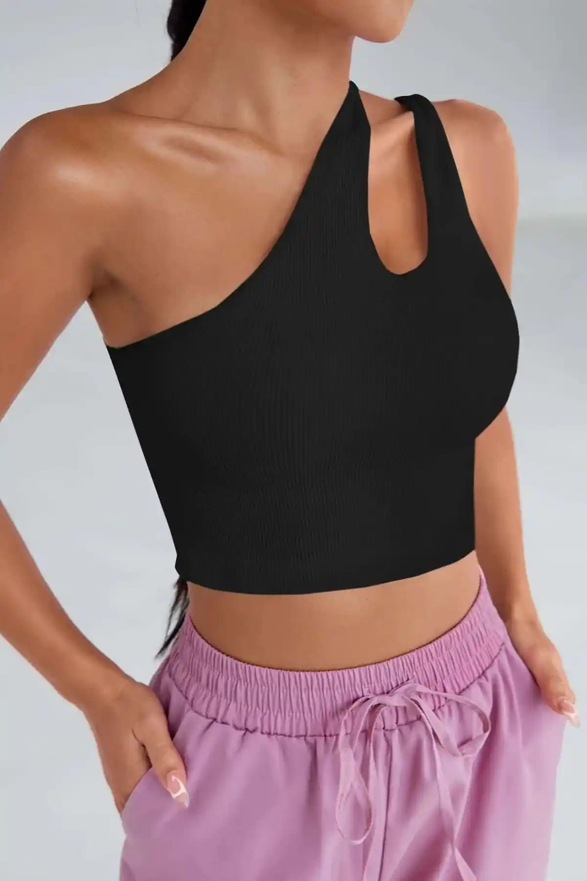 Imoda Kadın Siyah Tek Omuz Crop Top Şık ve Modern Tasarım, Yaz Moda Trendleri