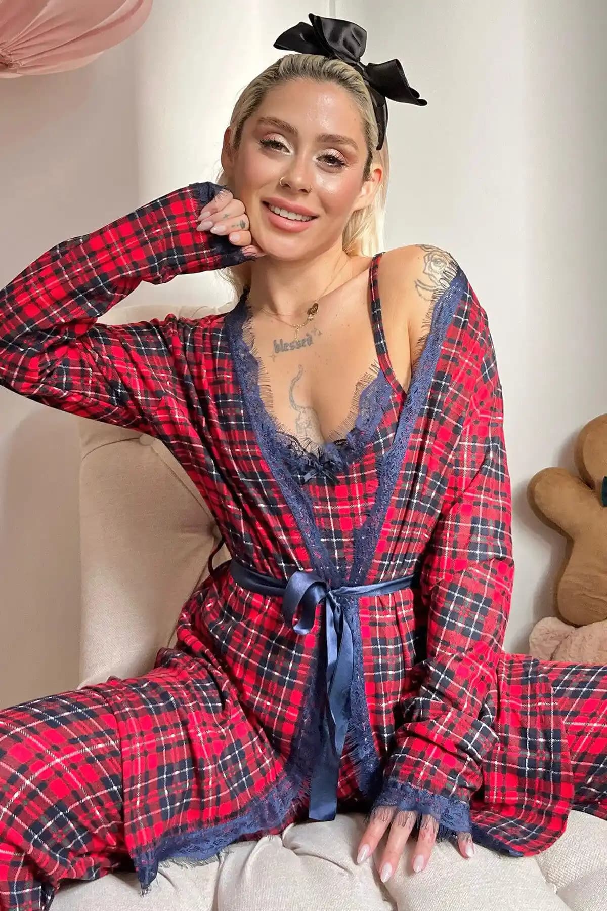 Kadife Kadın Pijama Takımı: Kareli Baskı ve Şık Tasarımıyla Konfor ve Stil