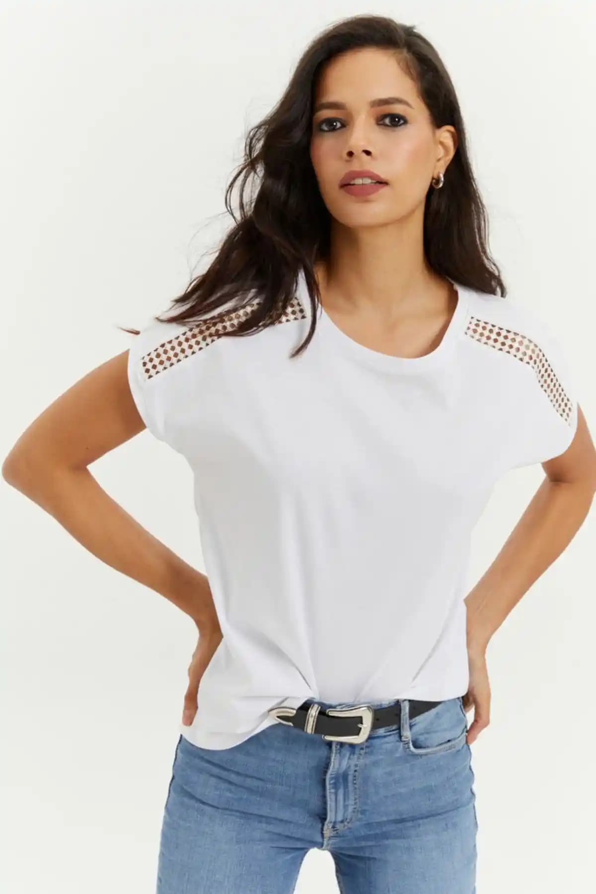 Kadın Beyaz Omuz Detaylı Dantel Salaş T-Shirt Şıklık ve Konfor Sunar