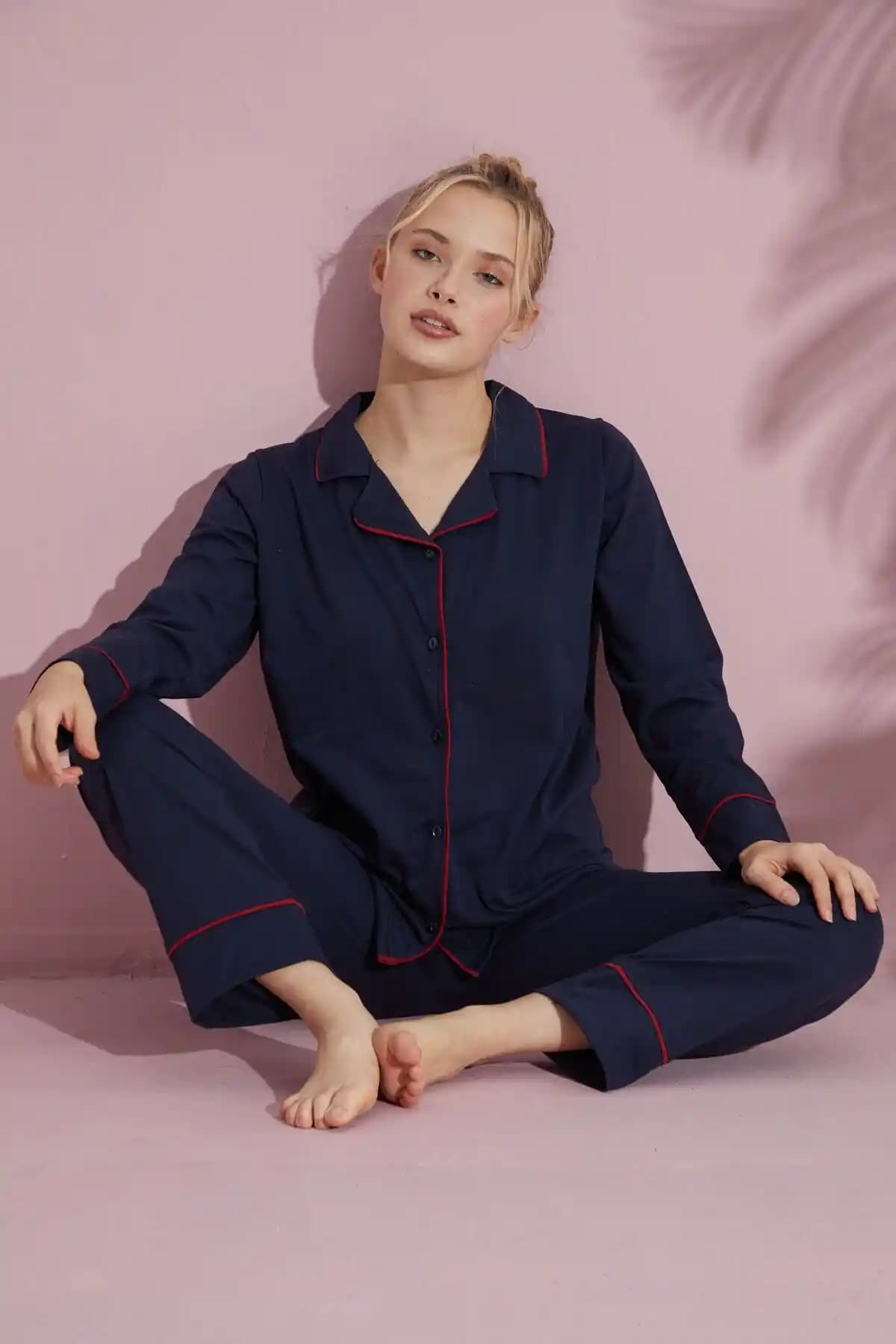 Kadın Lacivert Uzun Kollu Pamuklu Düğmeli Biyeli Pijama Takımı Konfor ve Şıklık Sunar