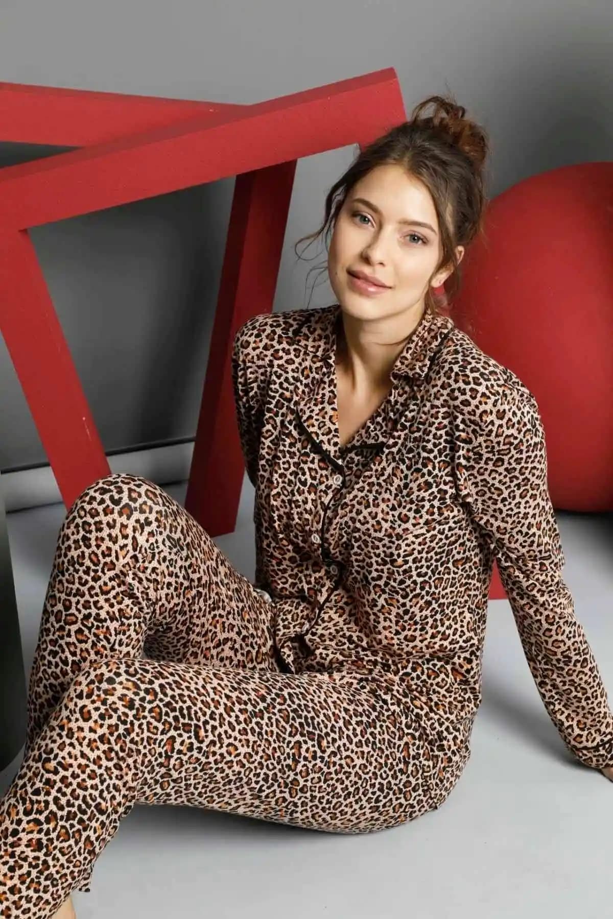 Kadın Leopar Desenli Pamuklu Pijama Takımı Konfor ve Şıklık Bir Arada