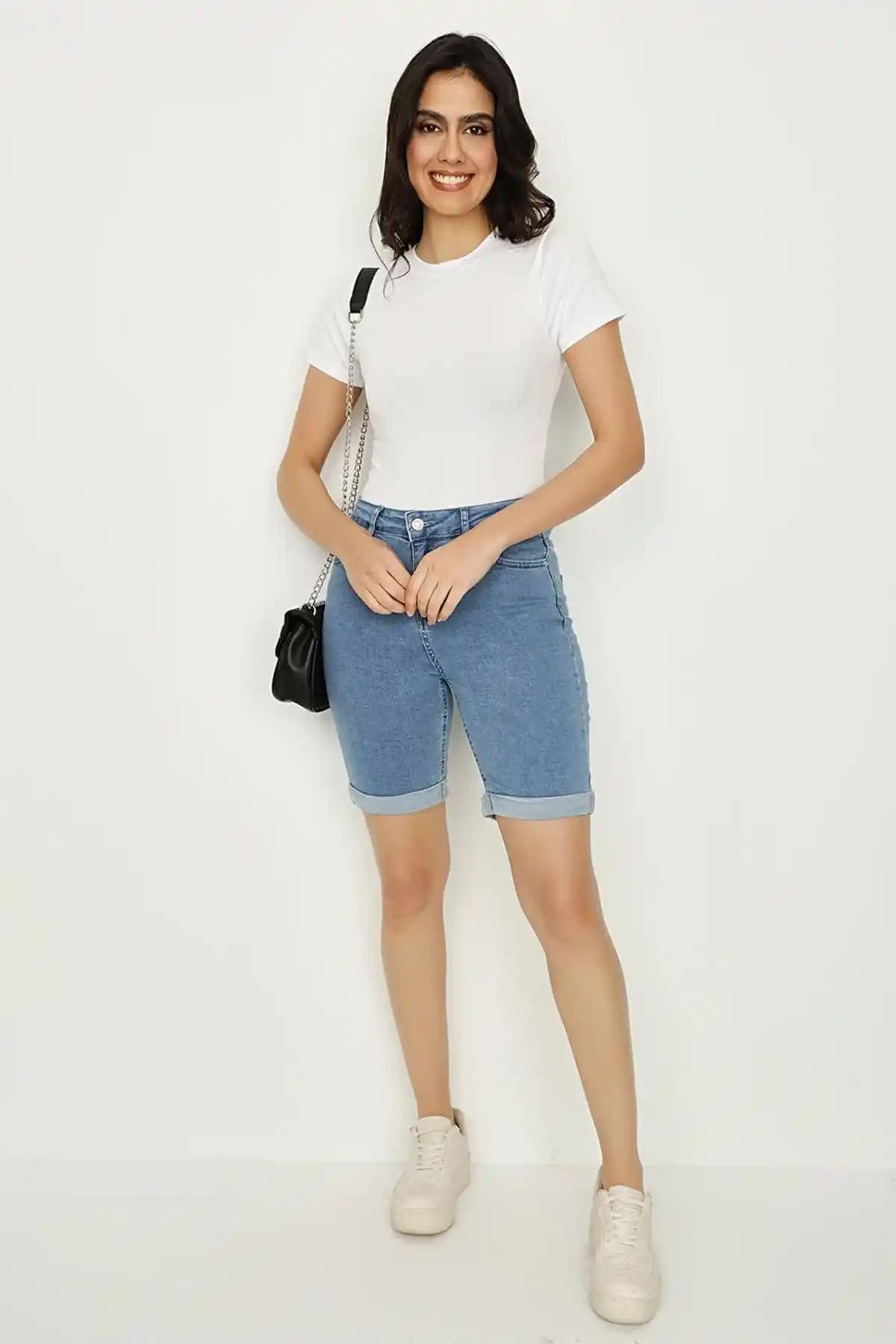 Kadın Mavi Denim Şort Yüksek Bel Mini Paça Konfor ve Şıklık Sunan Tasarım