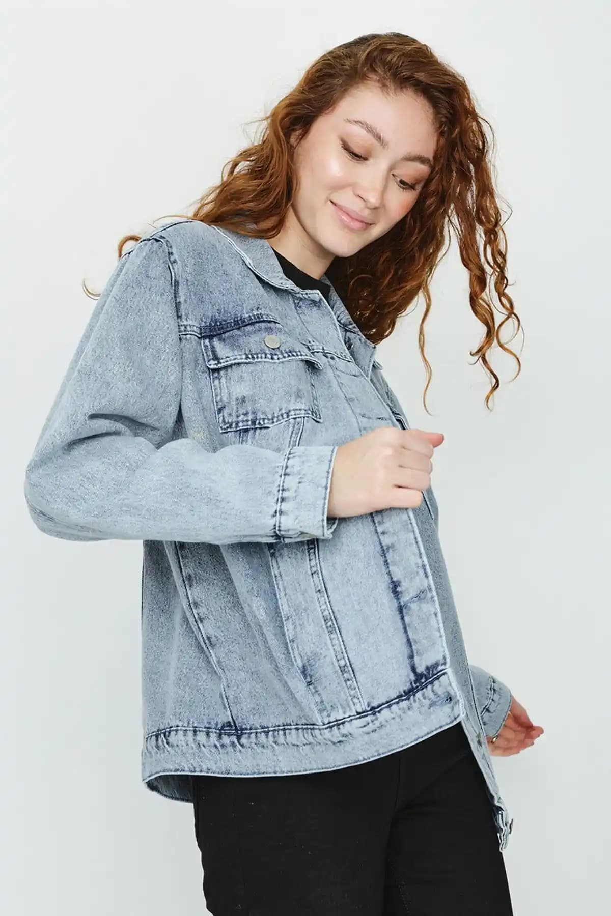 Kadın Mavi Oversize Denim Ceket: Modern Tasarım ve Rahat Kullanım Özellikleri
