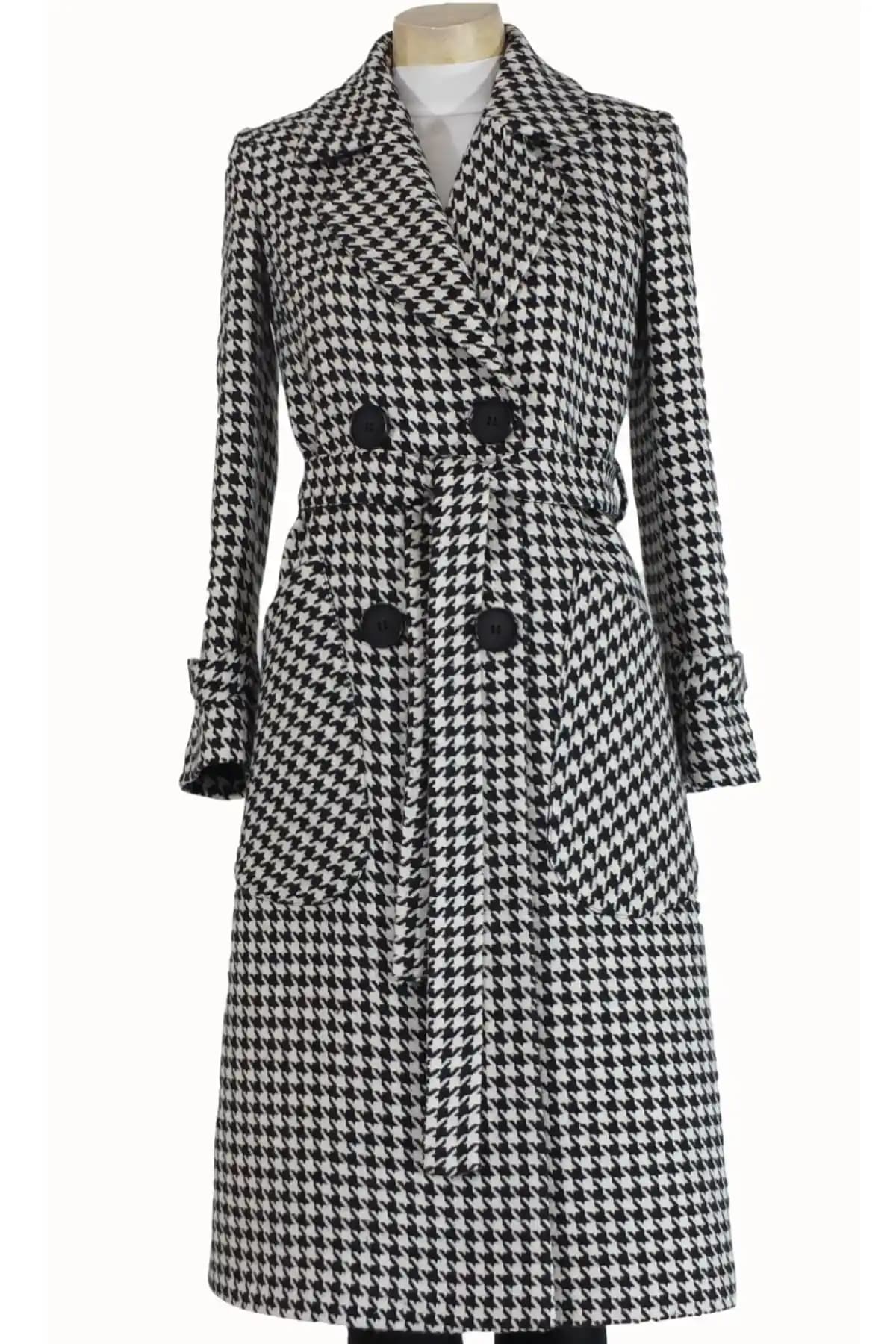 Kadın Mono Yaka Kazayağı Kaban: Şık ve Fonksiyonel Tasarım ile Konforun Buluştuğu Seçenek