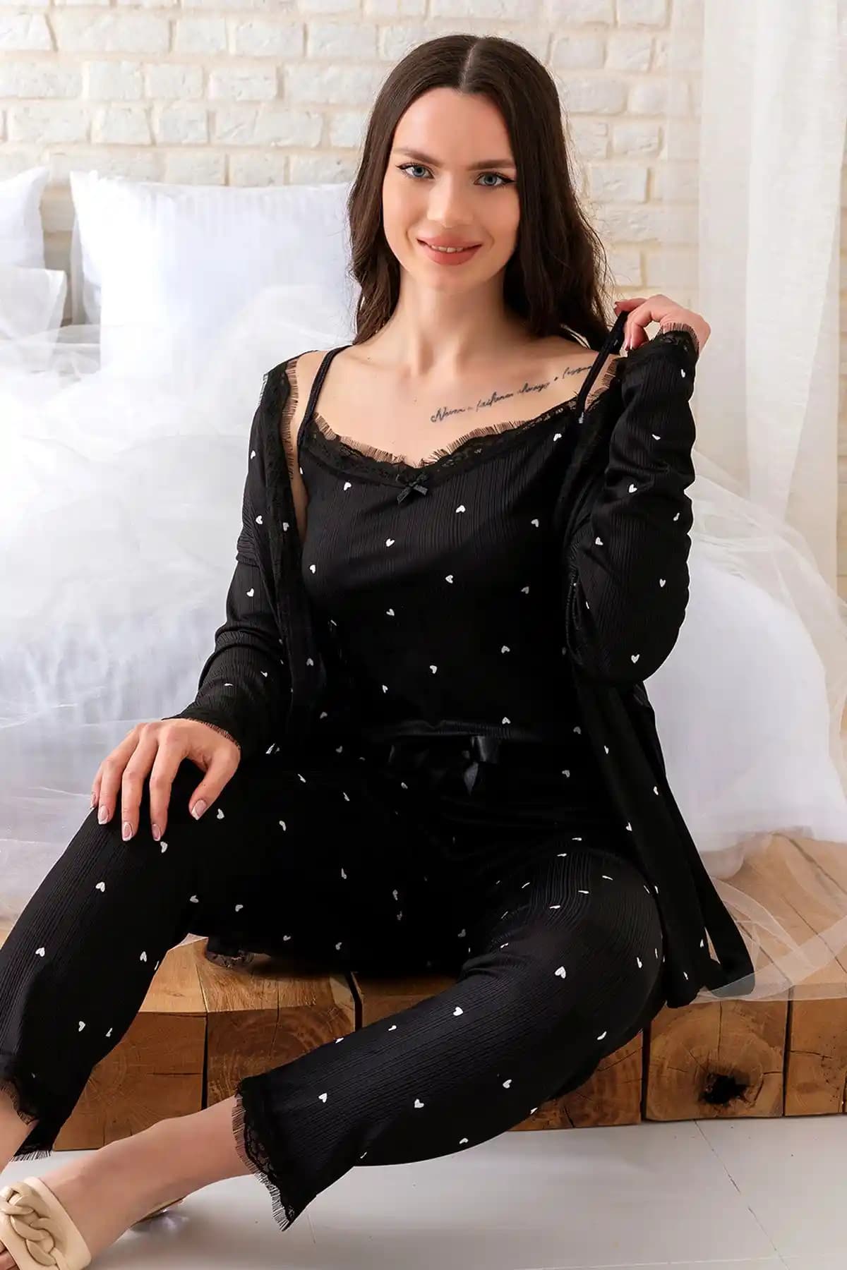 Kadın Pijama Takımları Karşılaştırması: Nisanca ve SEBOTEKS Ürünlerinin Özellikleri ve Farkları