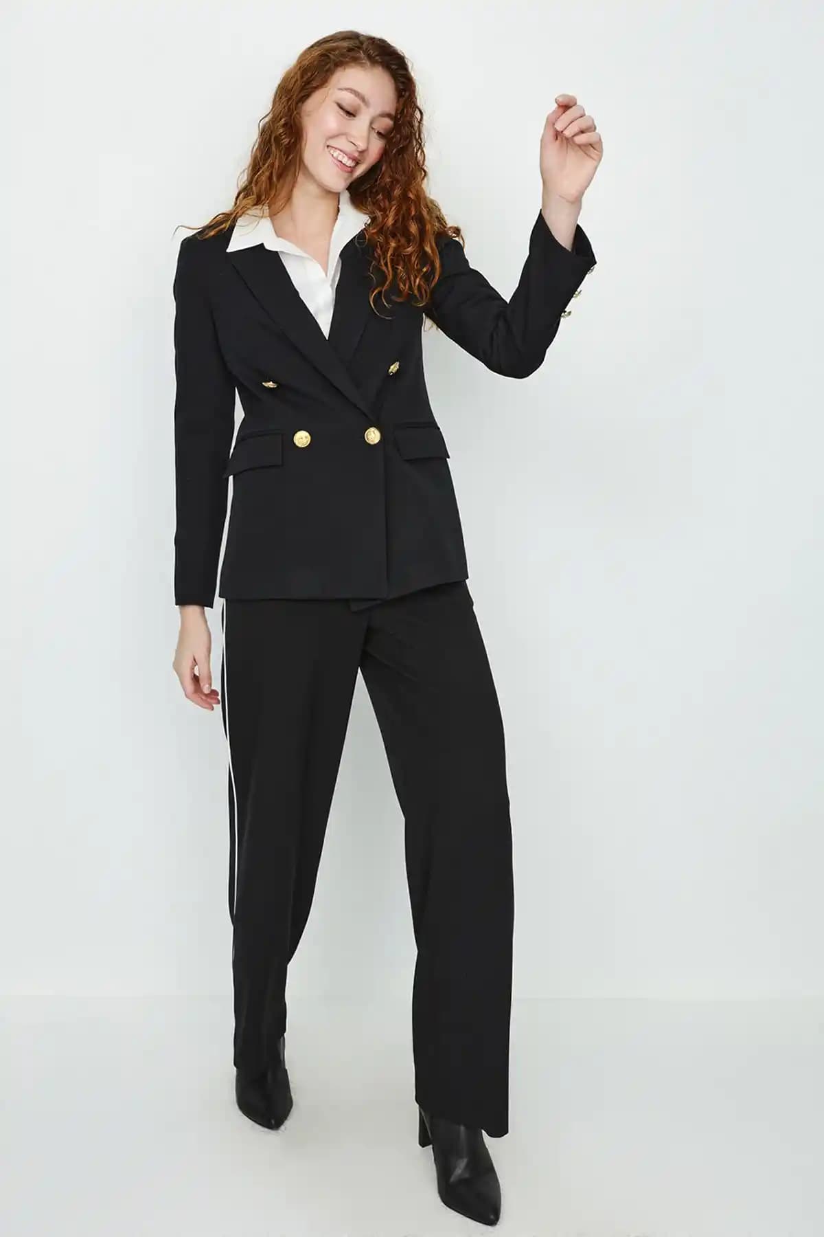 Kadın Siyah Gold Düğmeli Blazer Ceket: Şıklık ve Fonksiyonelliğin Modern Buluşması