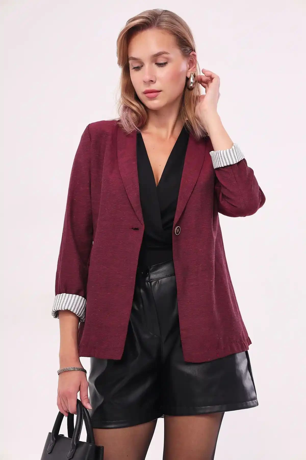 Kadınlar için modern ve şık bordo tek düğmeli blazer ceket, günlük ve iş kullanımı için ideal