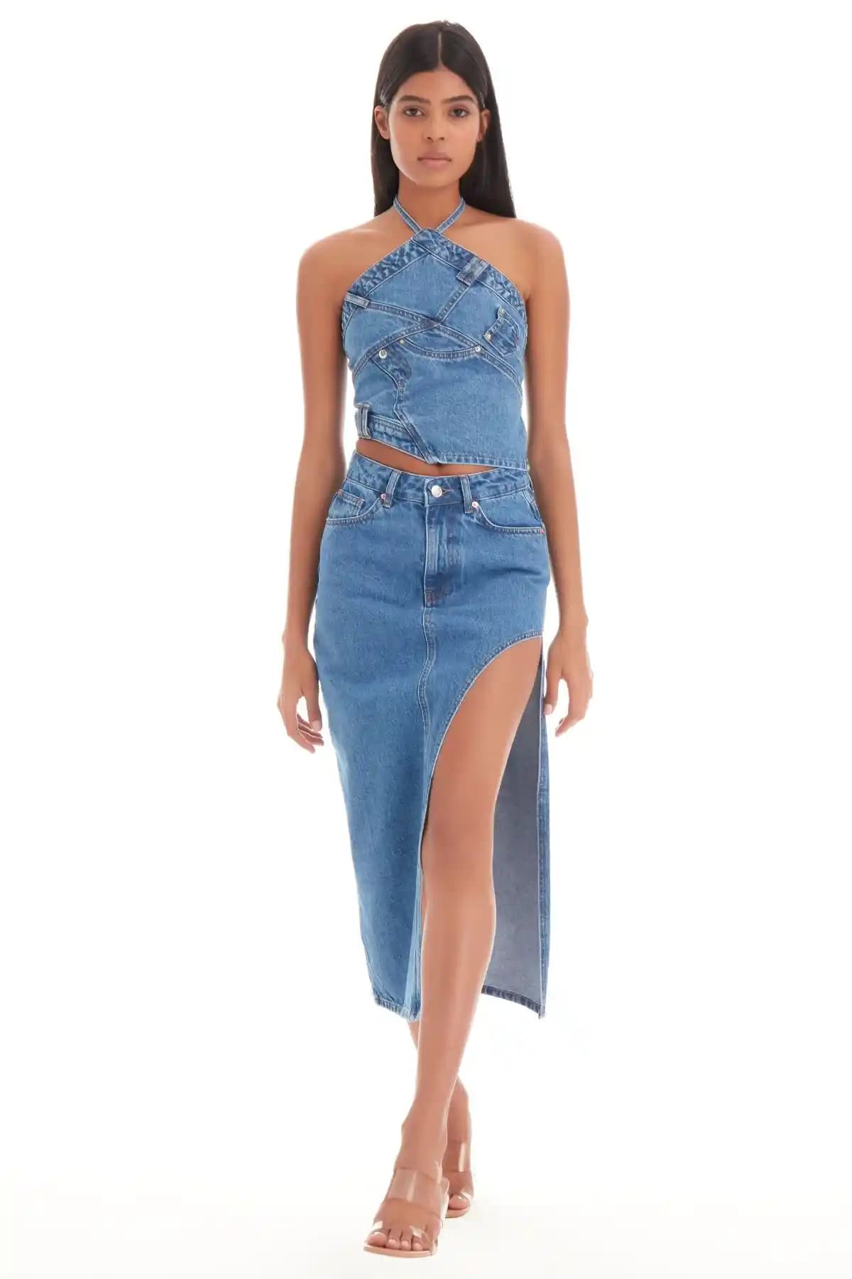 Kadınlar İçin Modern ve Şık Yırtmaç Detaylı Uzun Denim Etek Özellikleri ve Kombinasyon İpuçları