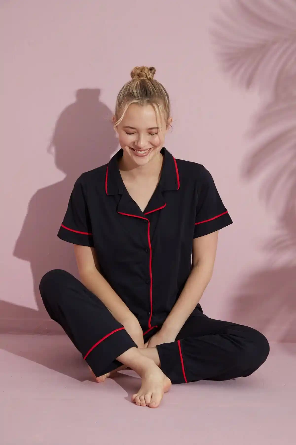Kadınlar İçin Siyah Pamuklu Kısa Kollu Düğmeli Biyeli Pijama Takımı