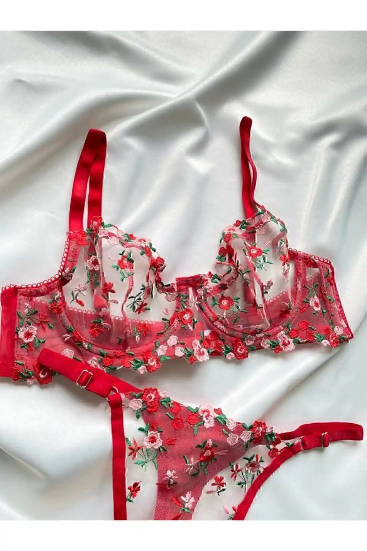 Kırmızı Çiçek Desen Dantelli Bralet ve Kalpli Sütyen Takımı Karşılaştırması