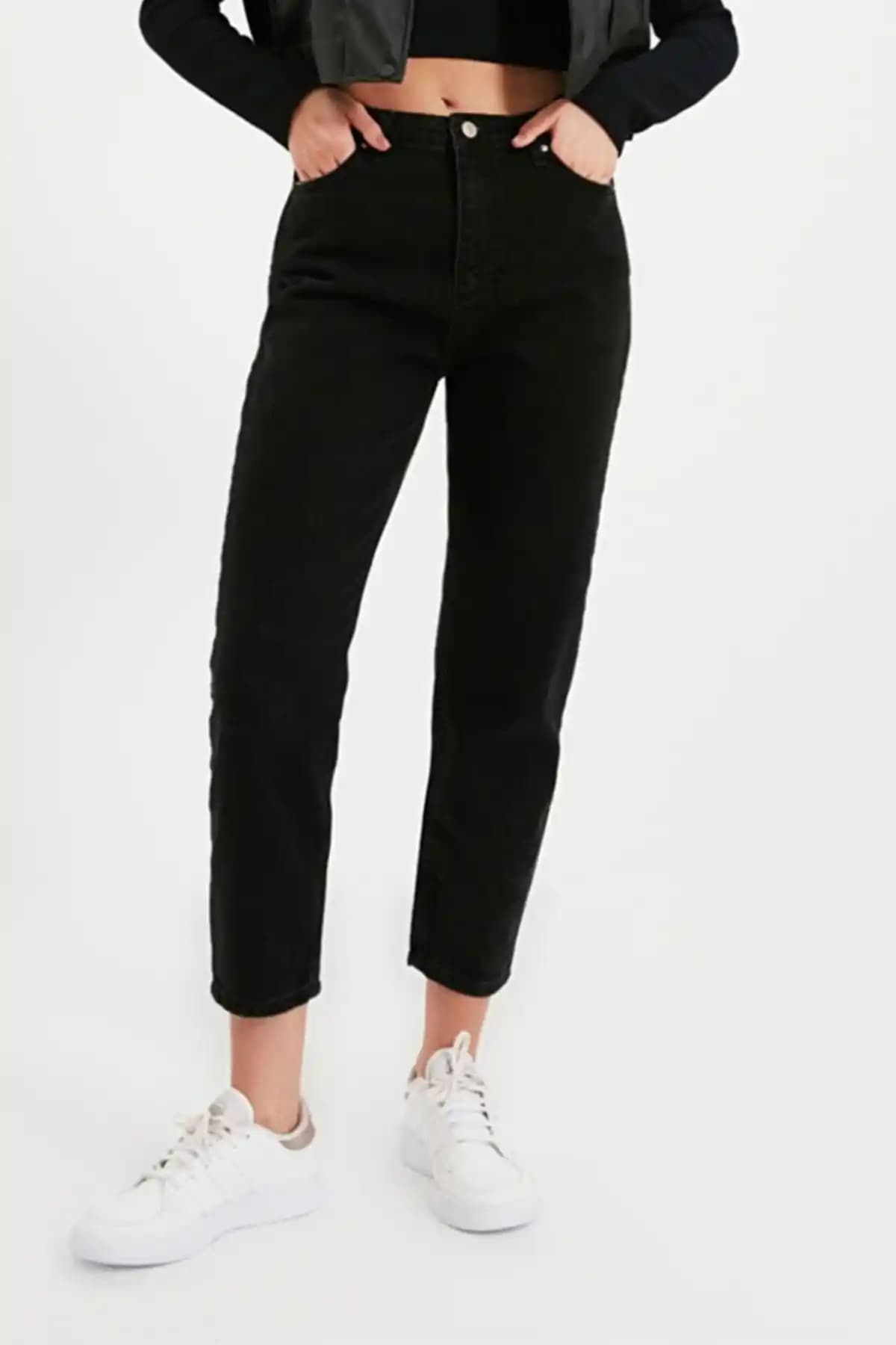 MAKRAS EXCLUSIVE Julia Siyah Yüksek Bel Mom Jeans: Şıklık ve Konforun Buluşması