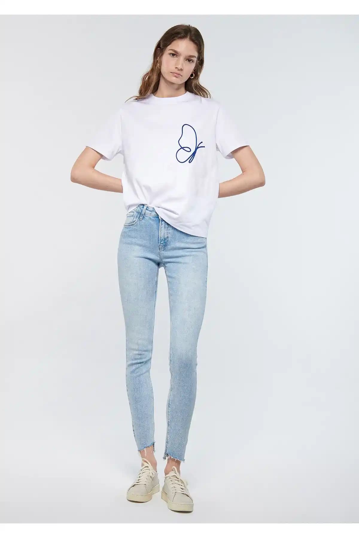 Mavi Tess Gold Shape Jean Pantolon: Şıklık ve Konforu Bir Arada Sunan Modern Tasarım