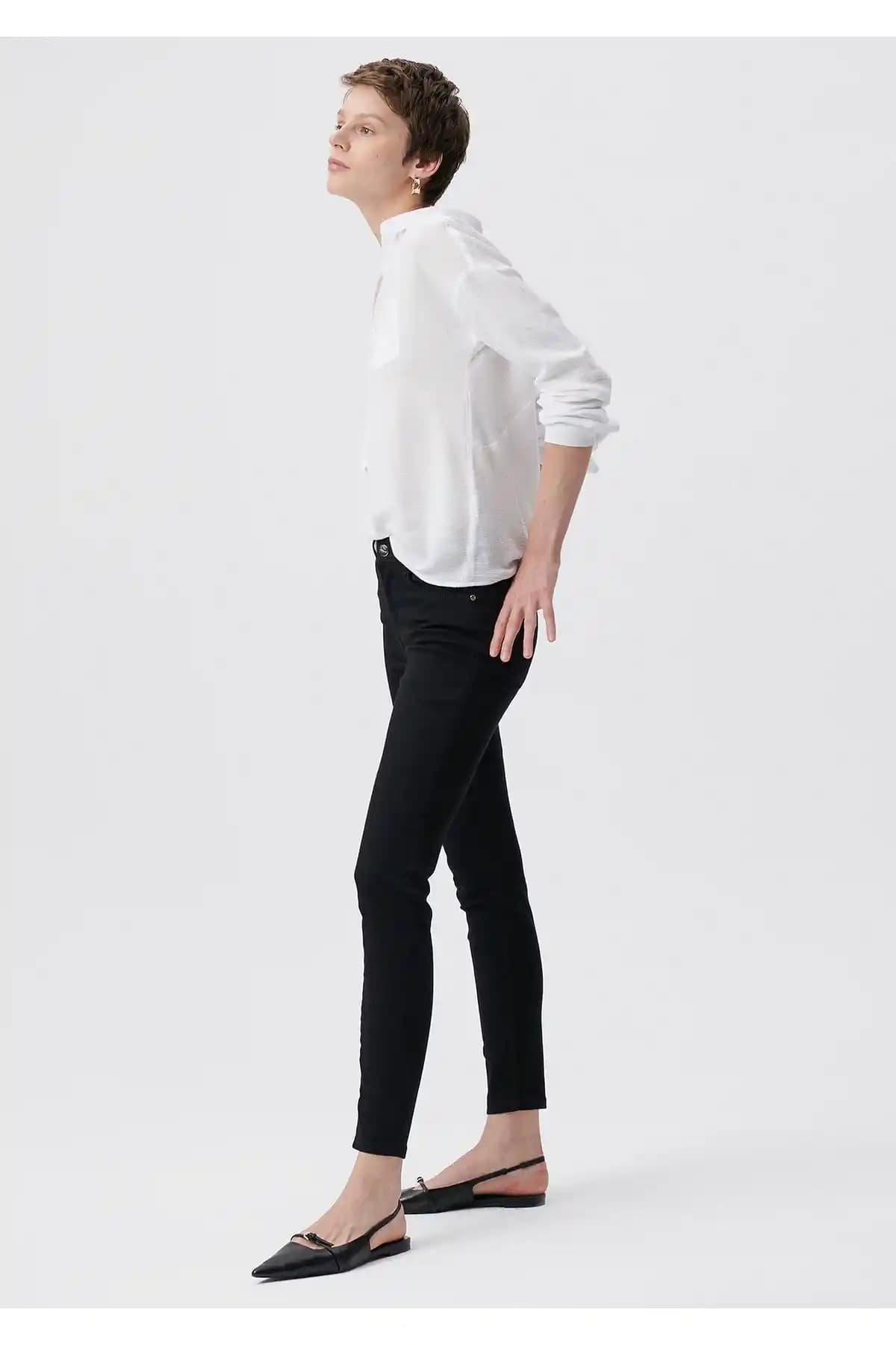 Mavi Tess Siyah Gold Luxury Jean Pantolon: Şıklık ve Konforu Bir Arada Sunan Modern Tasarım