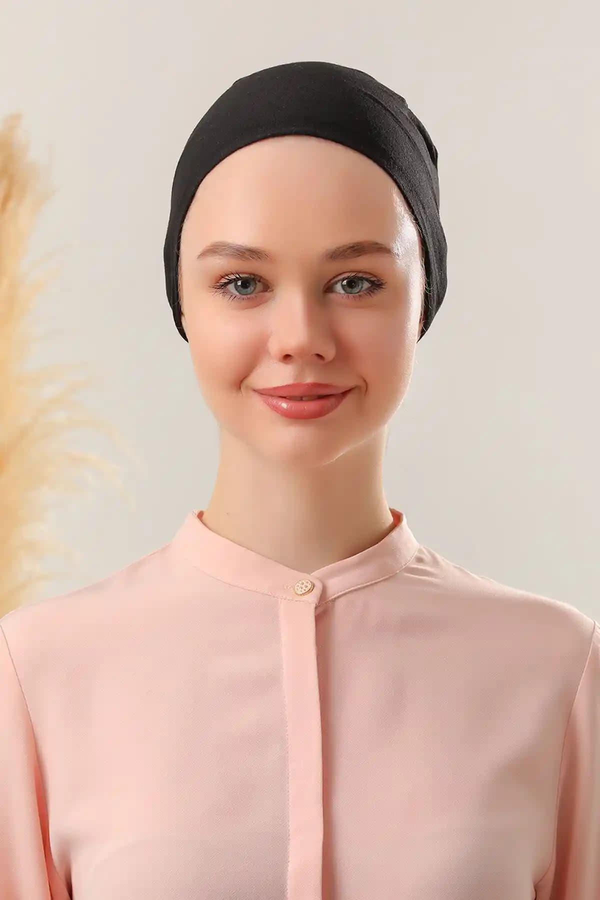 Melodi ve Shalista Dikişsiz Penye Bone Karşılaştırması: Tasarım ve Konfor Analizi