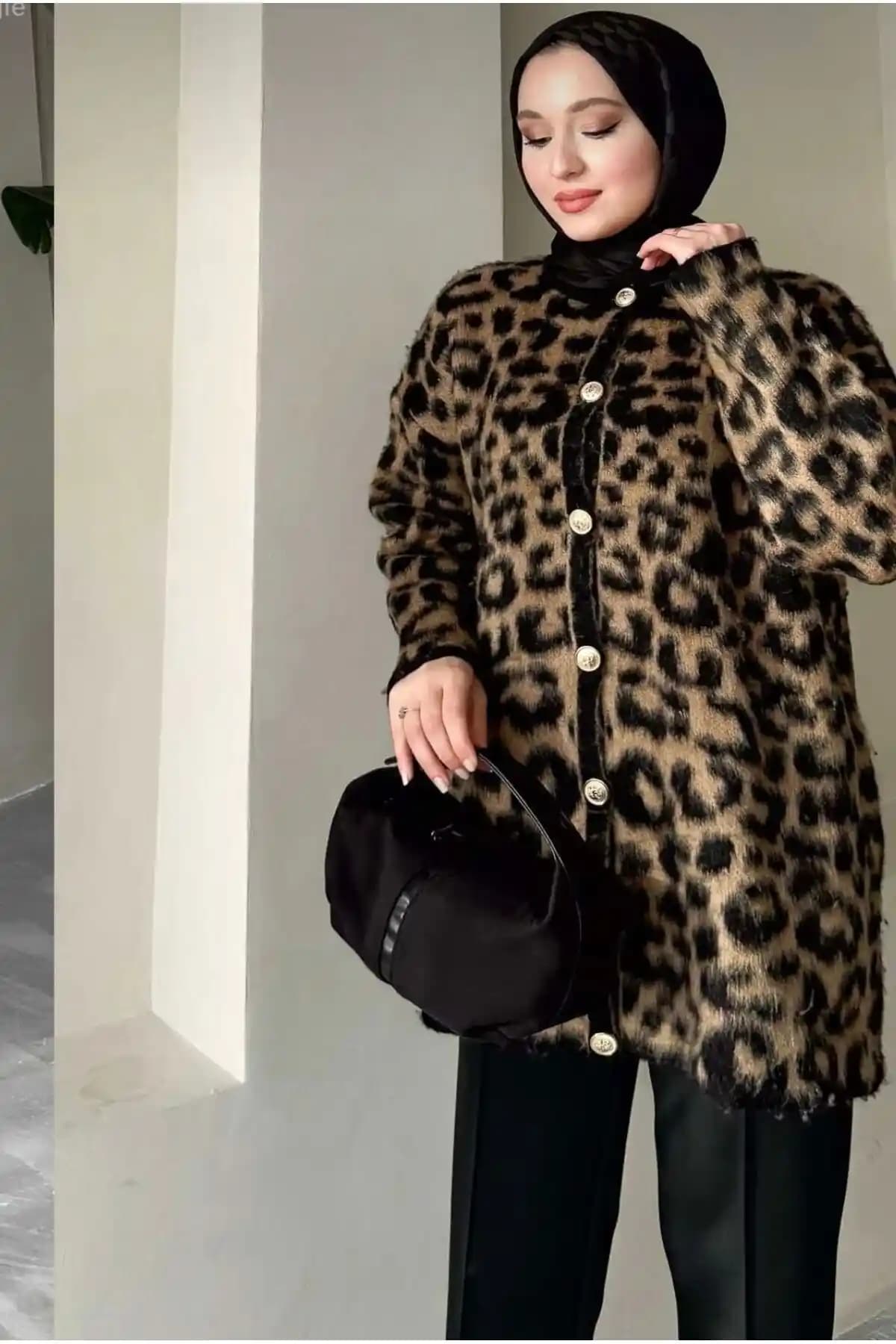 Miraydin Butik Leopar Desen Triko Hırka: Şıklık ve Konforun Modern Buluşması