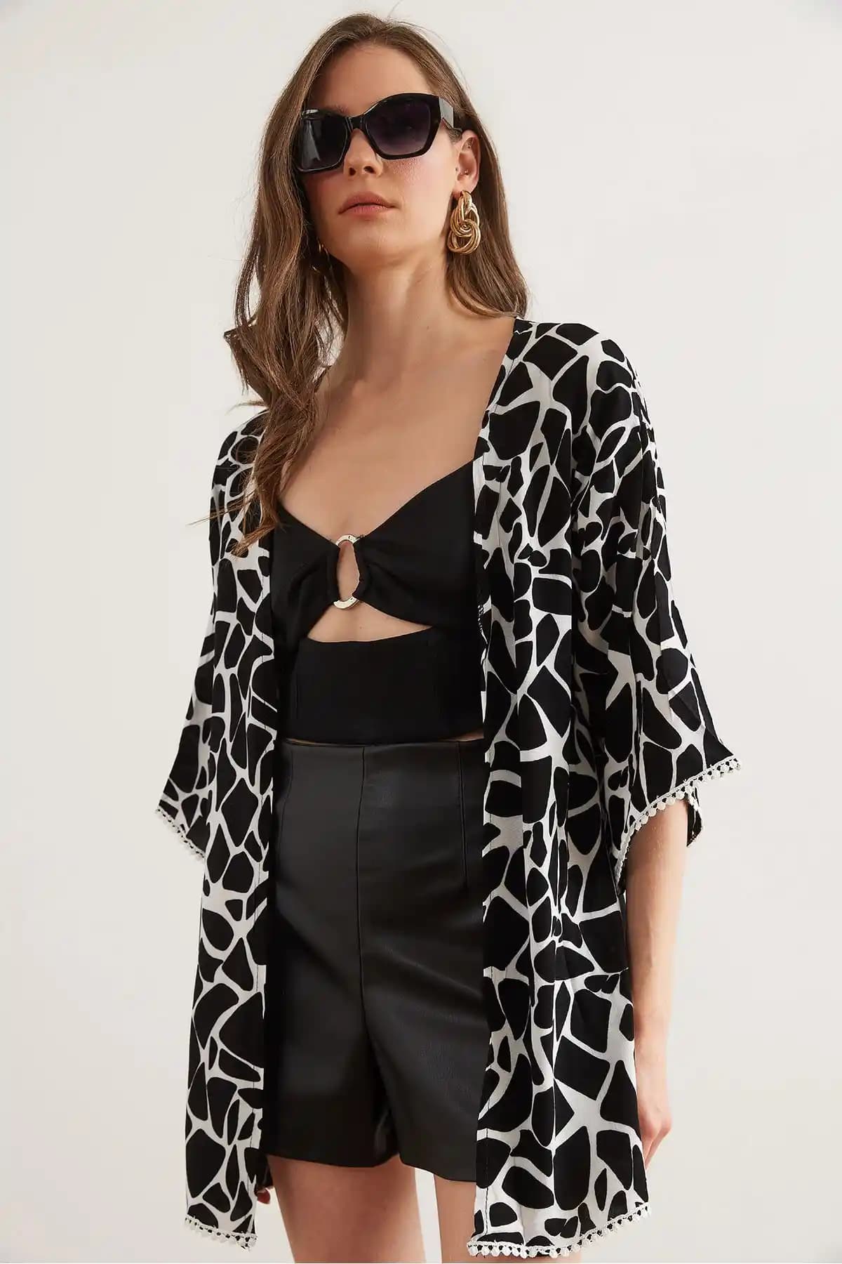 Olalook Kadın Siyah Güpür Detaylı Geometrik Viskon Kimono Modern ve Rahat Yazlık Giyim