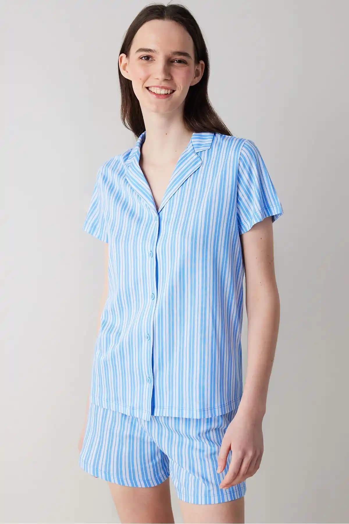 Penti Blue Stripes Düğmeli Gömlek Şort Pijama Takımı: Yaz Ayları İçin Şık ve Rahat Ev Giyim Seçeneği
