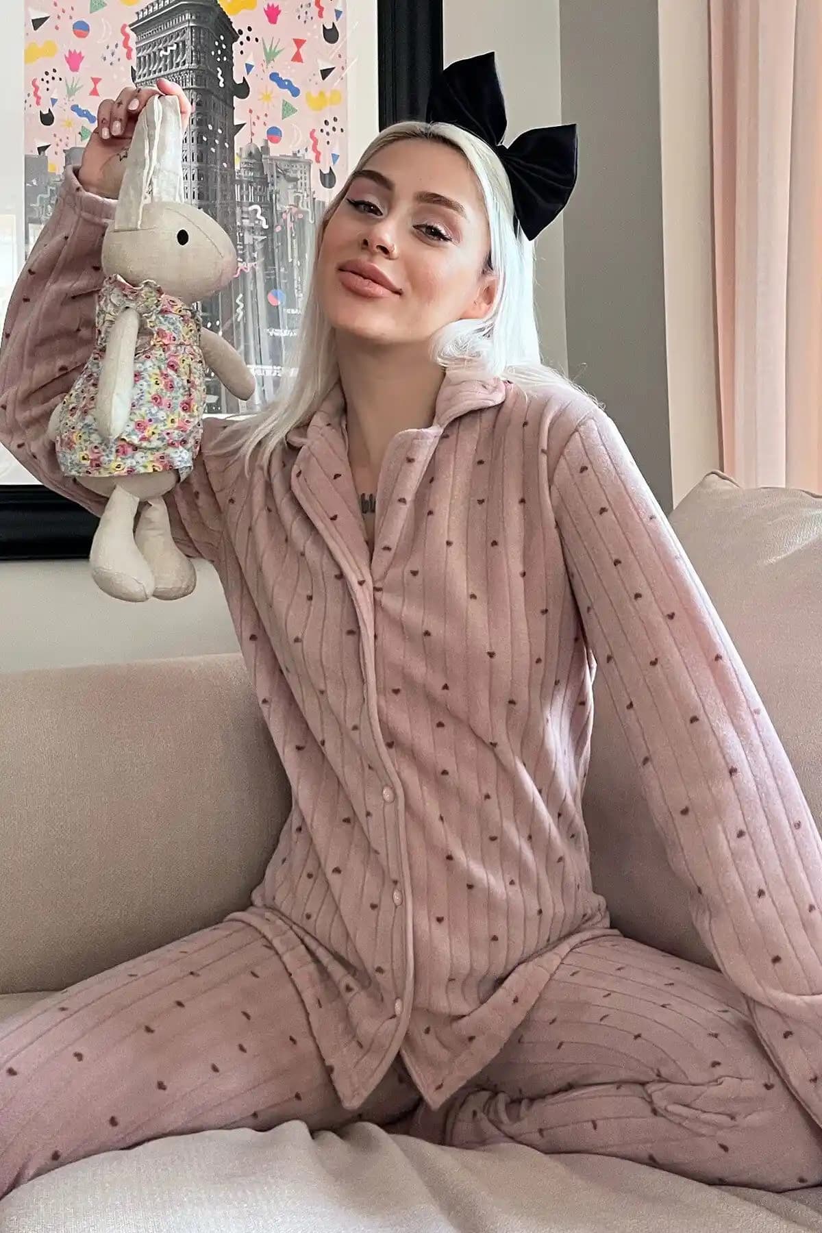 Pijamaevi Peluş Polar Pijama Takımları Karşılaştırması: Kahve Kalp Desenli ve Pembe Düz Modeller