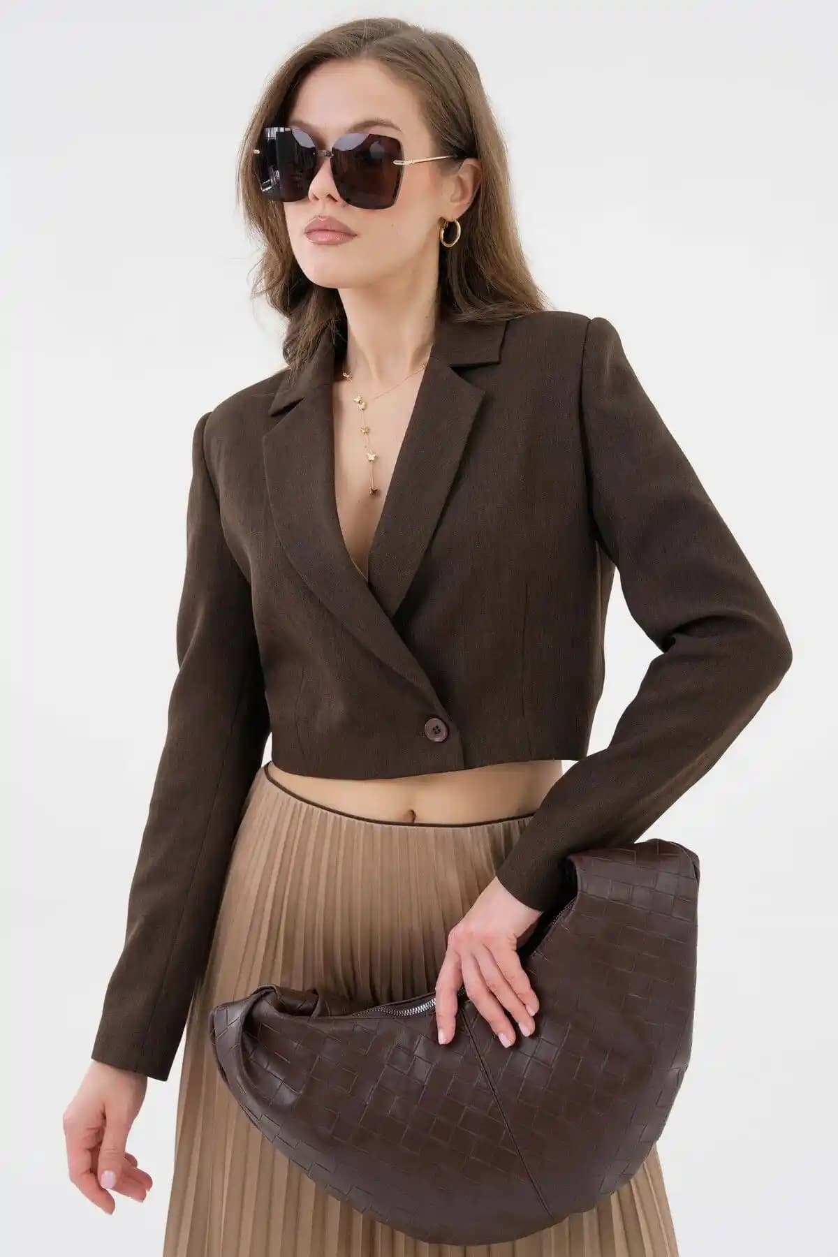 Saade Kruvaze Crop Ceketler Karşılaştırması: Moda ve Rahatlık Dengeleyen Seçenekler