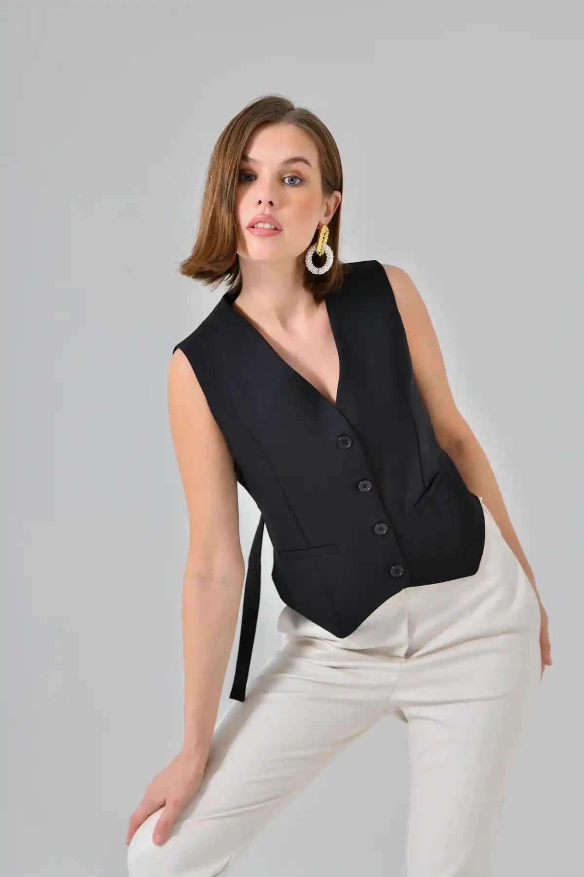 Saade Siyah Bağlamalı V Yaka Yelek: Modern ve Şık Tasarım ile Günlük Kullanım İçin