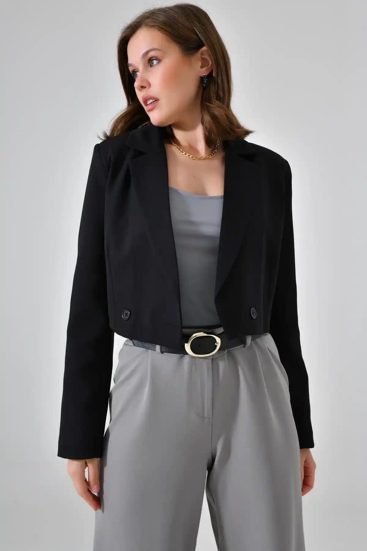 Saade Siyah Kruvaze Crop Blazer Ceket: Modern ve Şık Tasarımıyla Çok Yönlü Kullanım Seçeneği