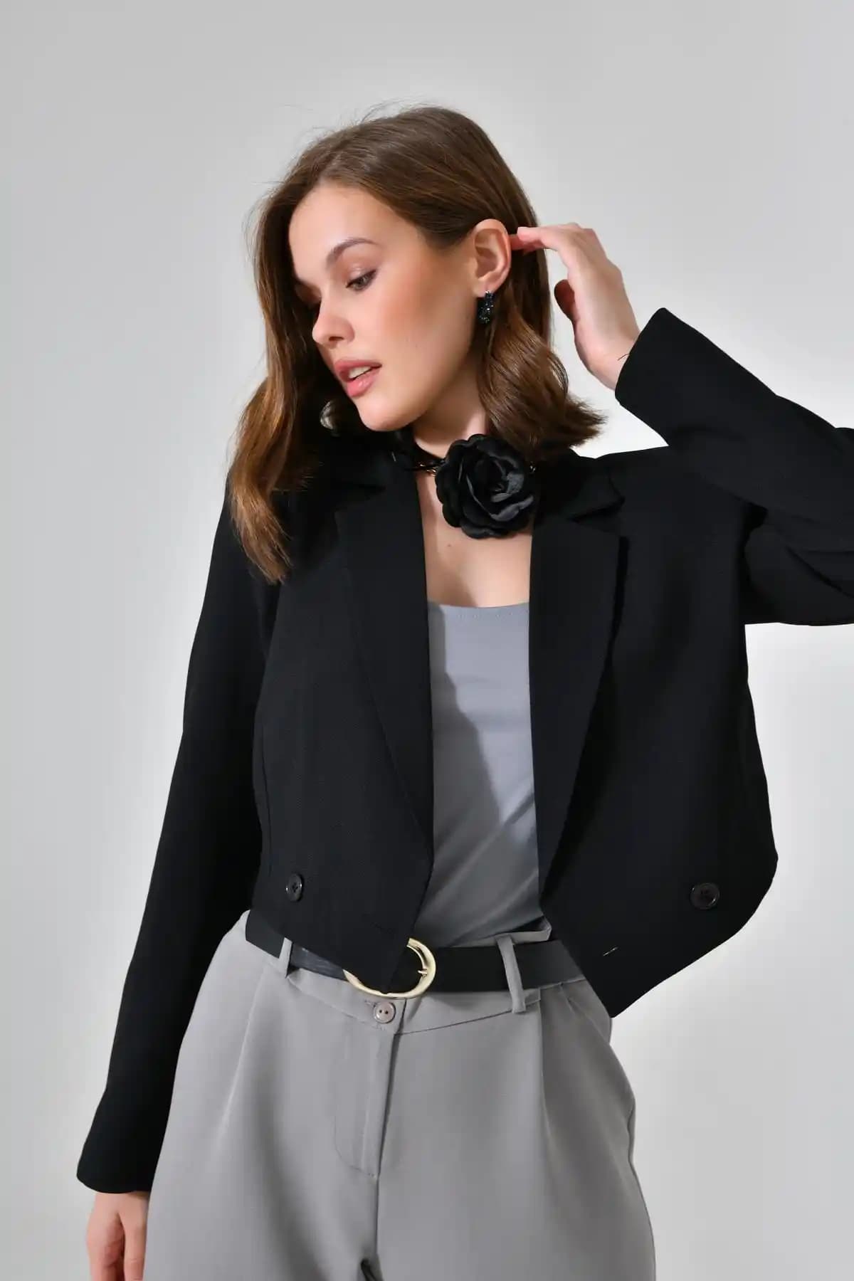 Saade Siyah Kruvaze Crop Ceket: Modern ve Şık Tasarım ile Günlük Kombinler İçin Uygun