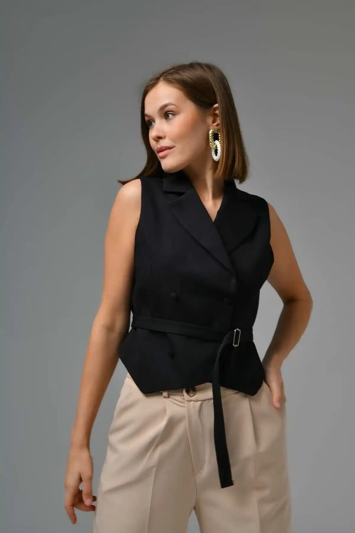 Saade Siyah Kuplu Kaplama Düğme Detay Bağlamalı Dokuma Yelek Özellikleri ve Kombin İpuçları