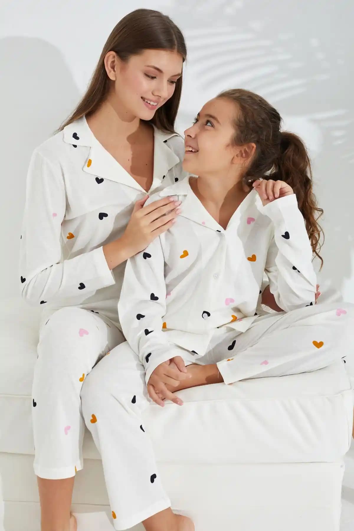 Siyah İnci Beyaz Kalp Desenli Pamuklu Düğmeli Pijama Takımı - Rahat ve Şık Ev Giyim Seçeneği
