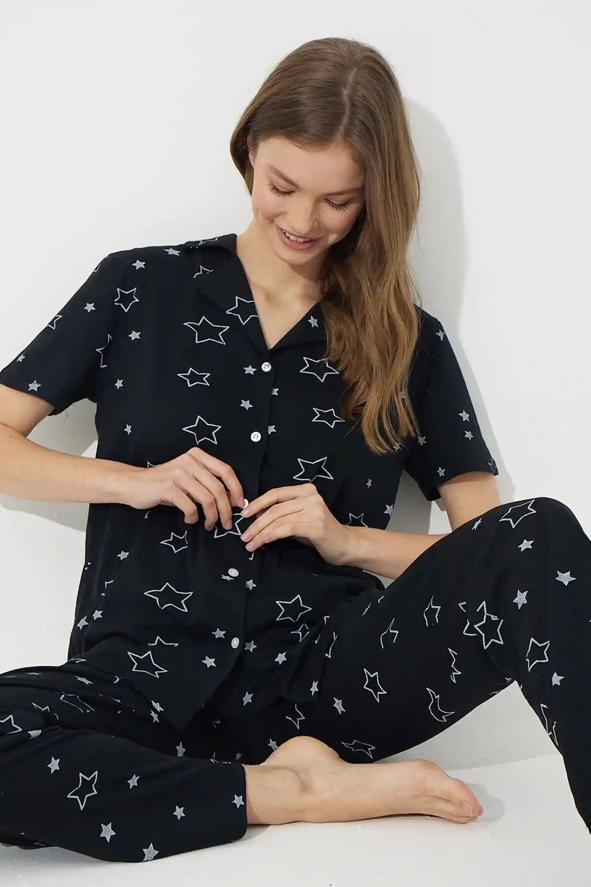 Siyah İnci Siyah Yıldız Desenli Kısa Kollu Pamuklu Düğmeli Pijama Takımı