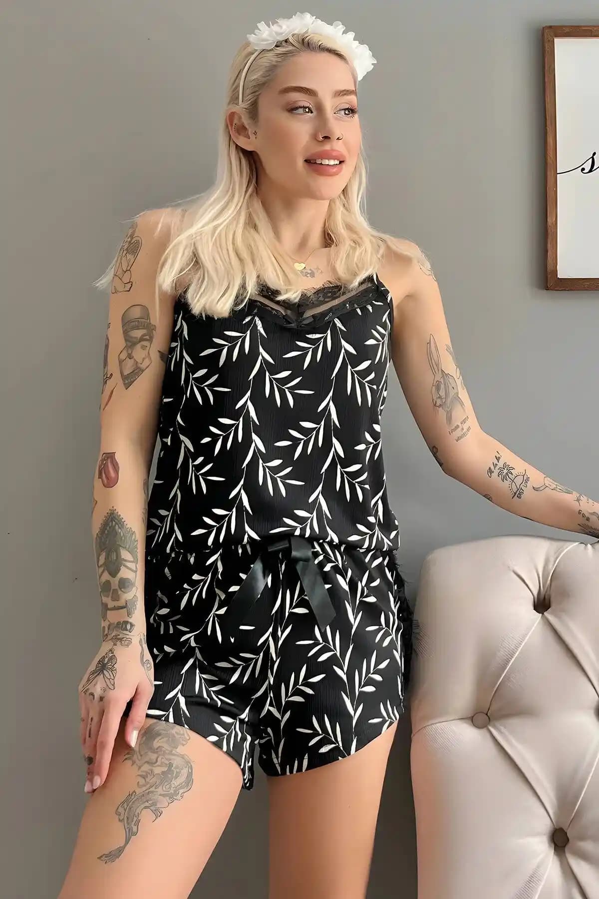 Siyah Zeytin Dalı Detaylı Dantel Şortlu Pijama Takımı Kadınlar İçin Rahat ve Şık Tasarım