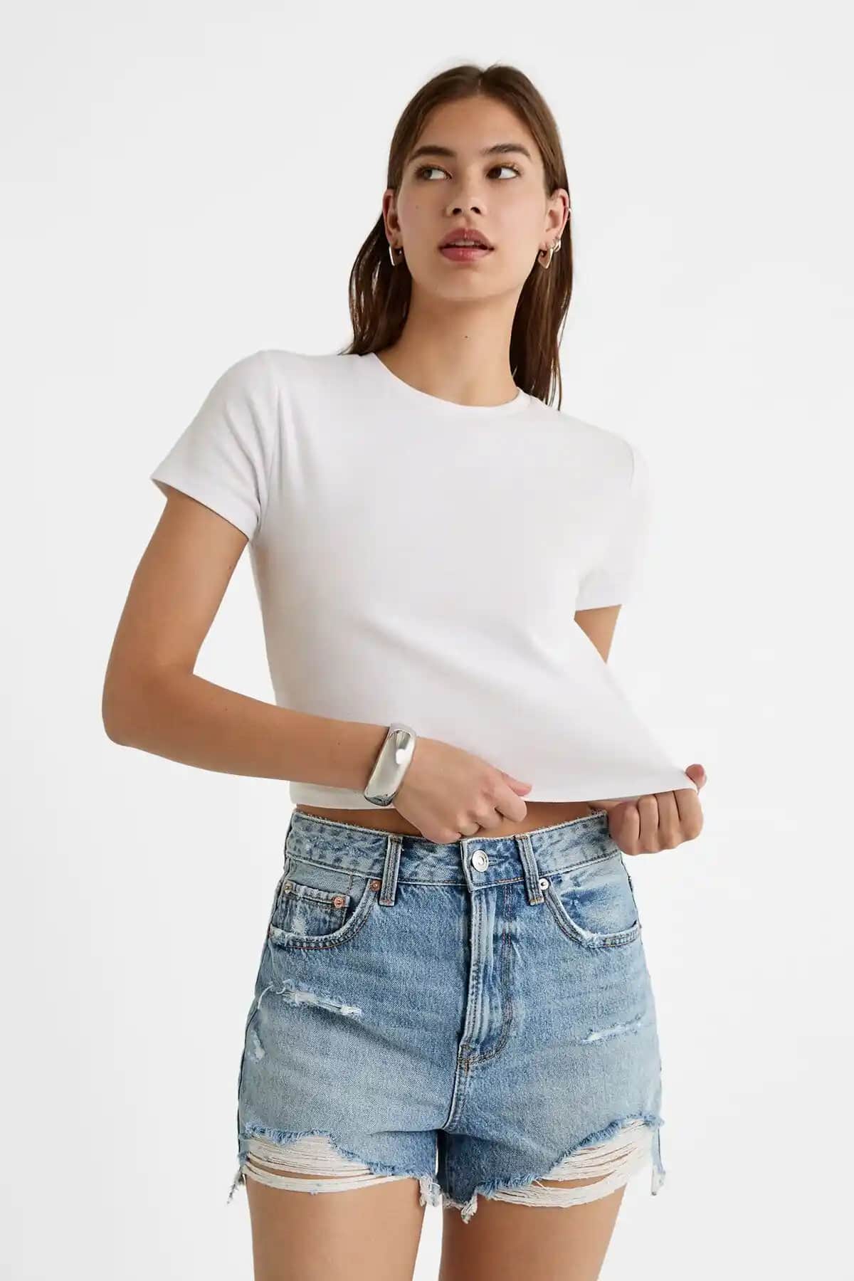 2025'te Stradivarius Distressed Denim Şort ile Yaz Stiliniz Değişsin