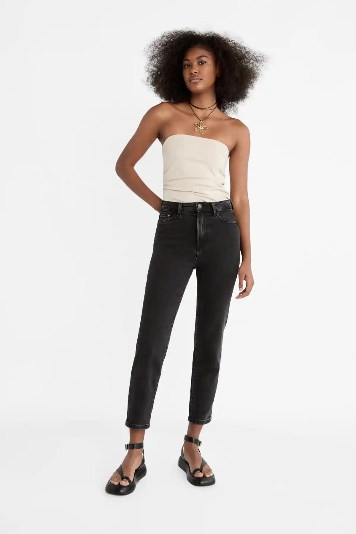 Stradivarius Slim Fit Mom Jean: Yüksek Bel ve Dar Paça Detaylarıyla Modern Kadın Pantolonu