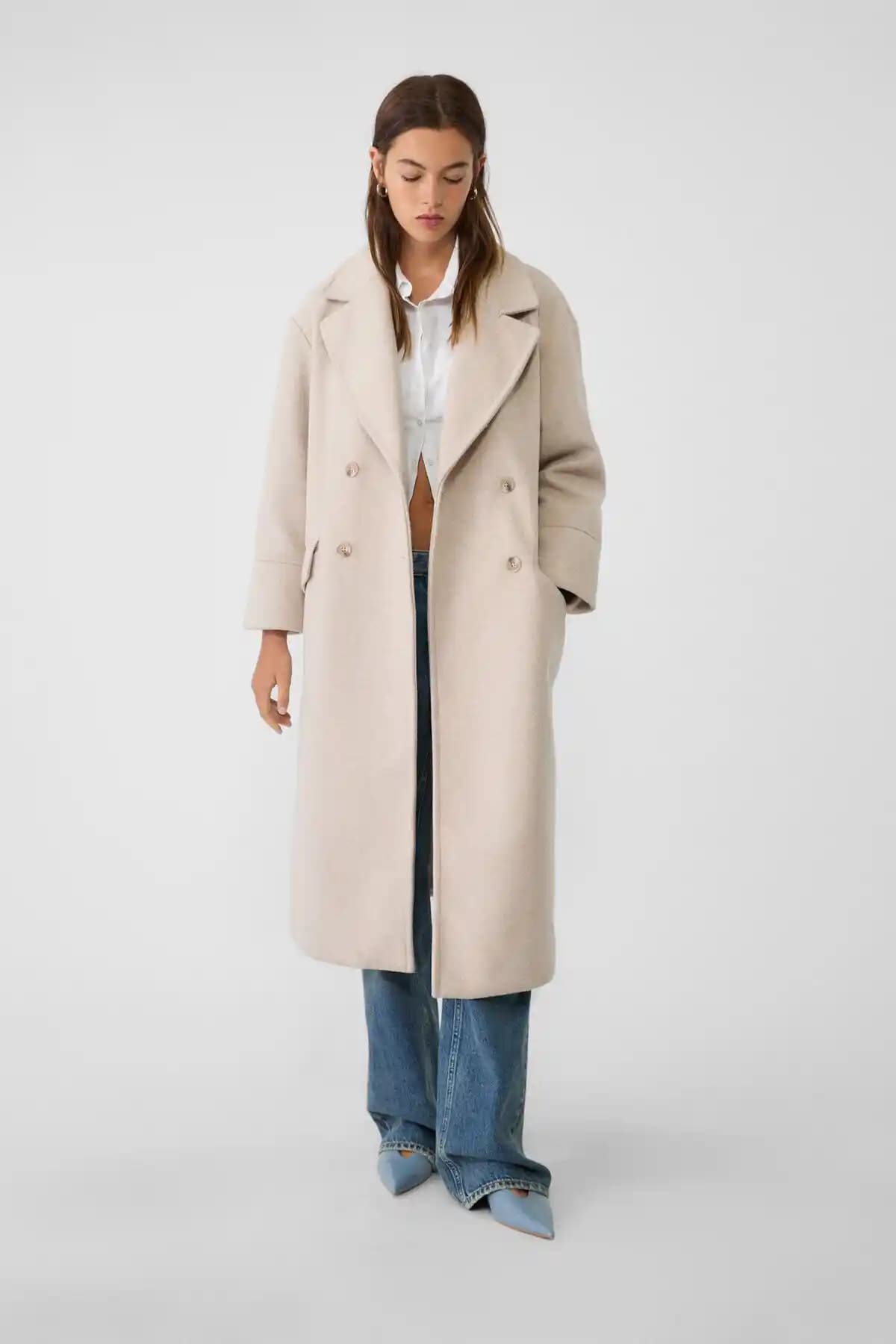 Stradivarius Yumuşak Dokulu Oversize Kaban: Modern Tasarım ve Çok Yönlü Kullanım Özellikleri