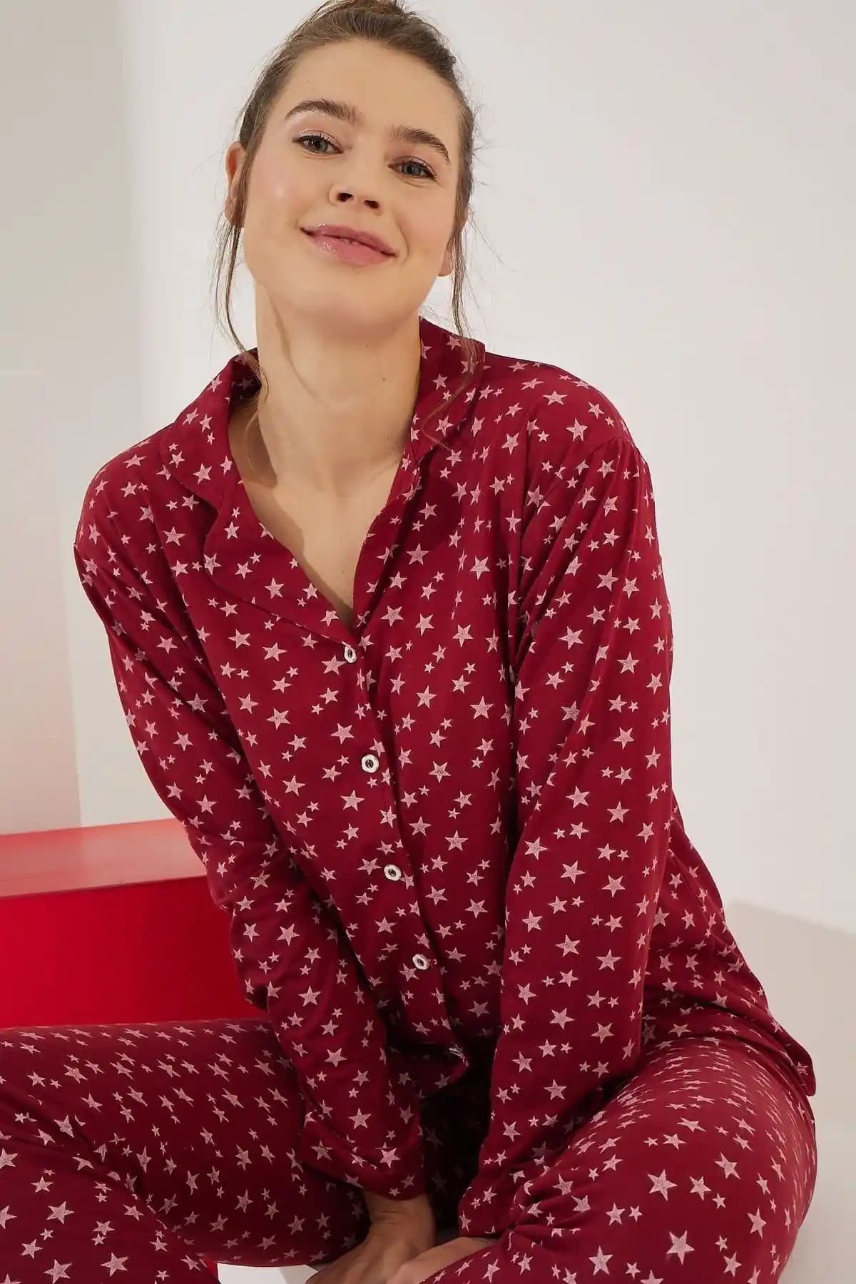 Strawberry Pamuklu Düğmeli Pijama Takımı: Yüksek Kalite ve Konfor Sunan Ev Giyim Seçeneği