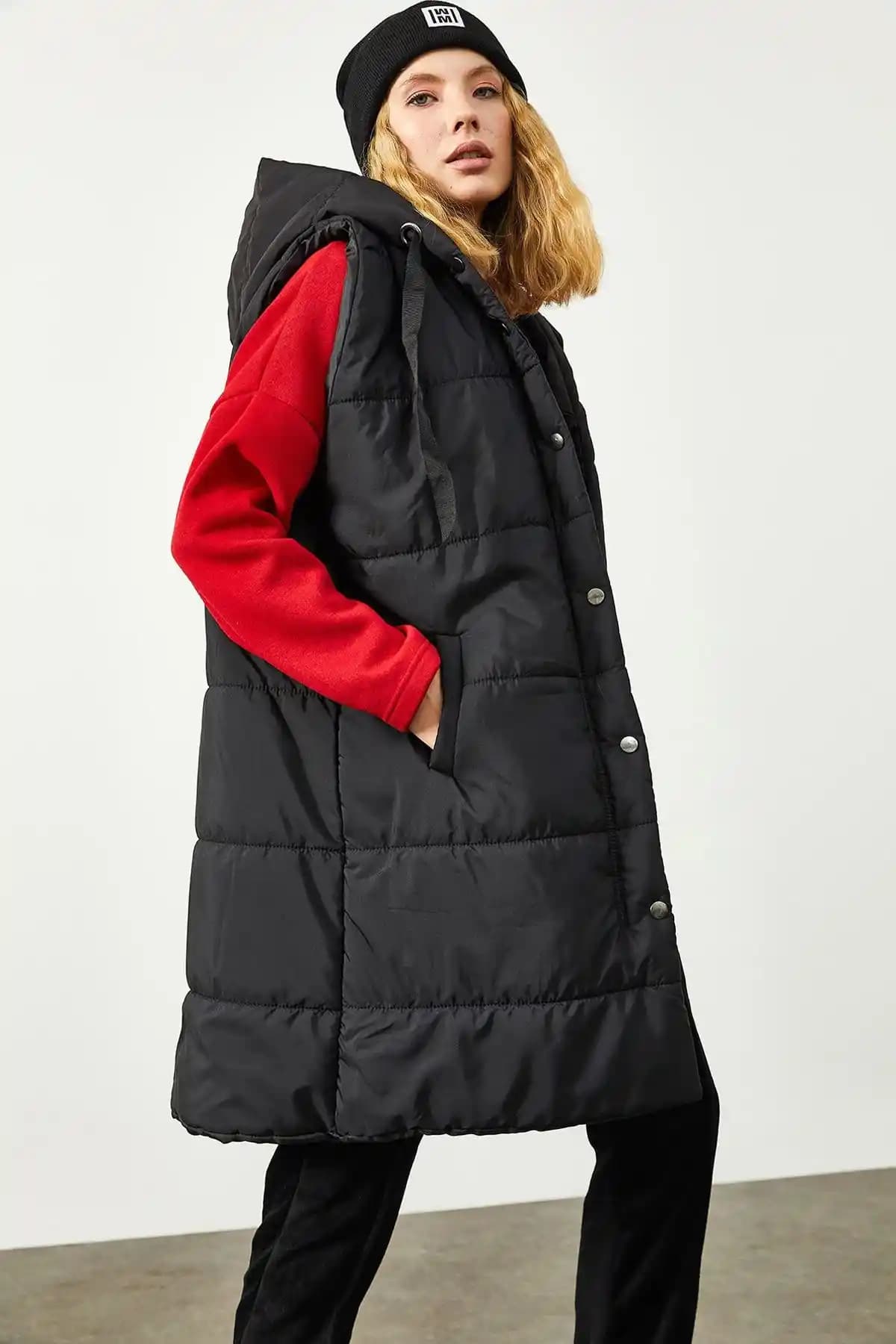 XHAN Kadın Siyah Kapüşonlu ve Çıtçıt Düğmeli Şişme Yelek: Modern ve Pratik Günlük Giyim Parçası