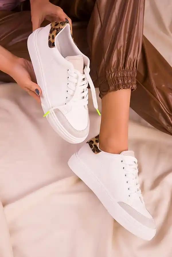 Beyaz ve Siyah Spor Ayakkabılardan Farklı Renk ve Model Alternatifleriyle Stil Zenginleştirme