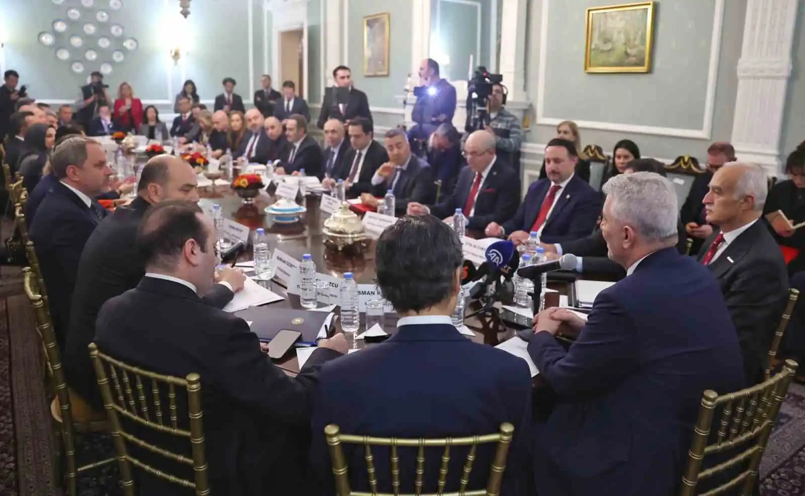 Birleşik Krallık'ta İş Kıyafetleri Alışverişi: Markalar, Stil ve Öneriler